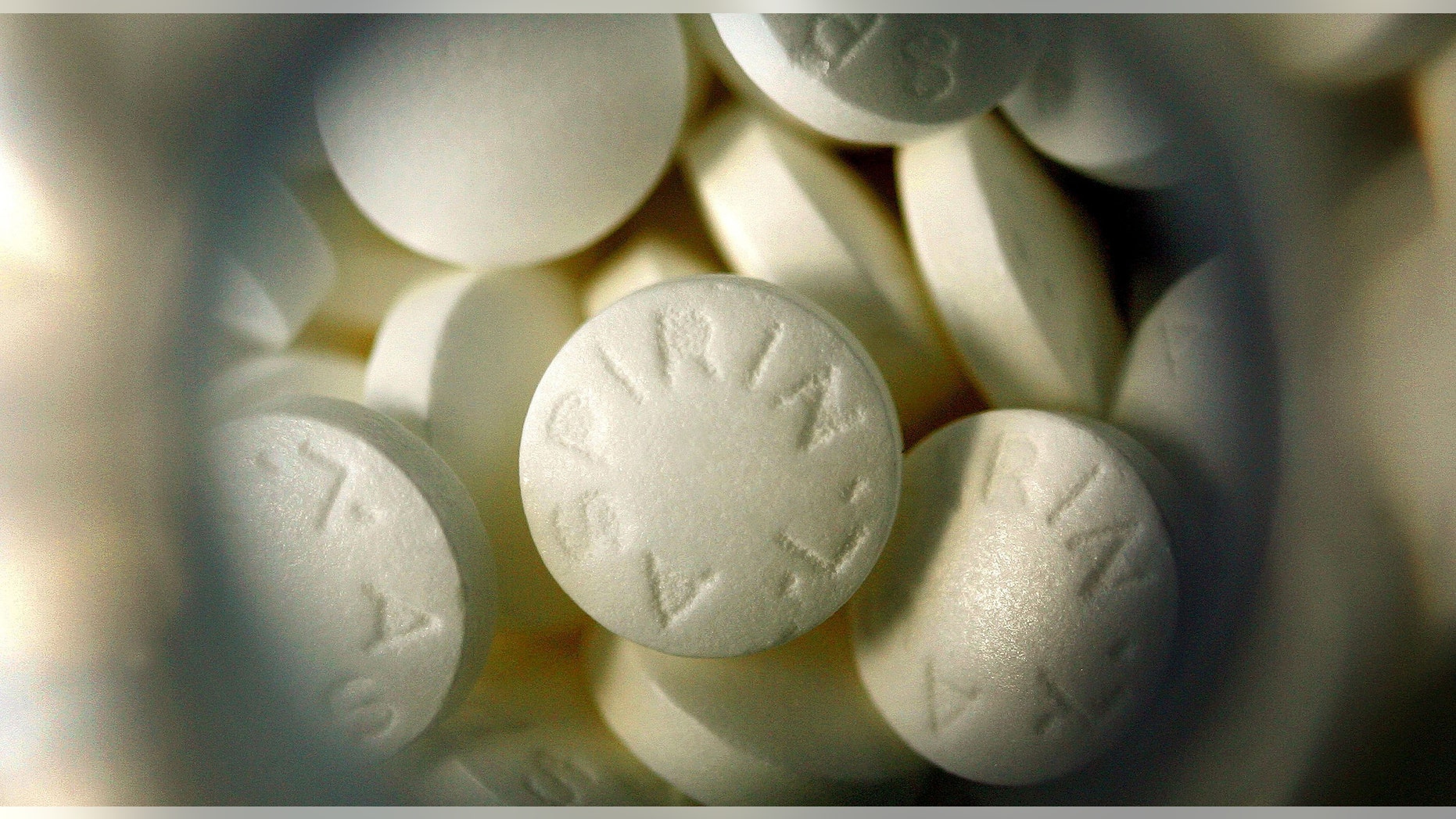 DES PLAINES, IL - MARCH 14: Generic aspirin lie inside its bottle March 14, 2006 in Des Plaines, Illinois. A new study reportedly states that there may risks in combining the blood-thinning drug Plavix with aspirin. (Photo Illustration by Tim Boyle/Getty Images)