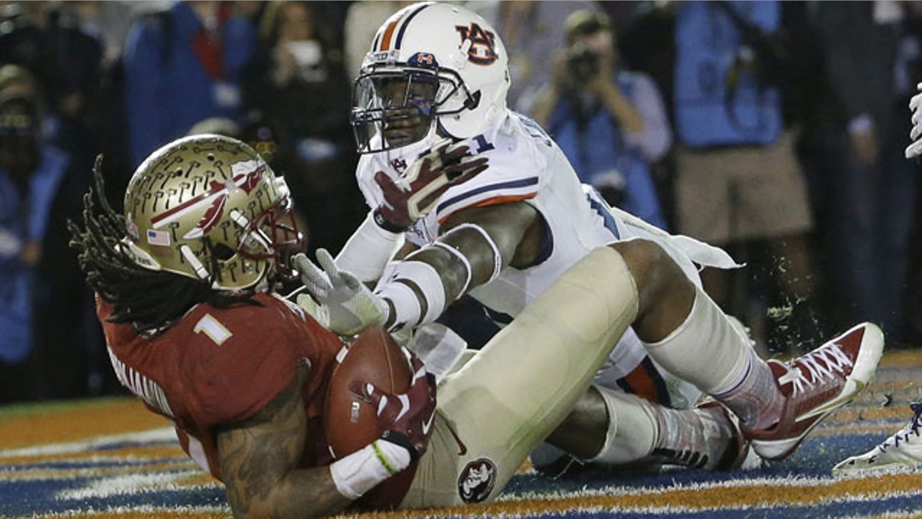 Florida State's Kelvin Benjamin catches a touchdown pass in front of Auburn's Chris Davis during the second half of the NCAA BCS National Championship college football game Monday, Jan. 6, 2014, in Pasadena, Calif. (AP Photo/David J. Phillip)