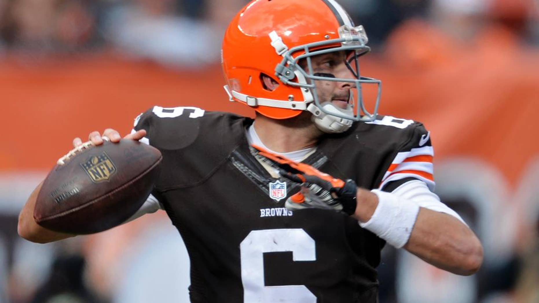 El quarterback Brian Hoyer de los Browns de Cleveland pasa el balón ante los Buccaneers de Tampa Bay, el domingo 2 de noviembre de 2014. (AP Foto/David Richard)