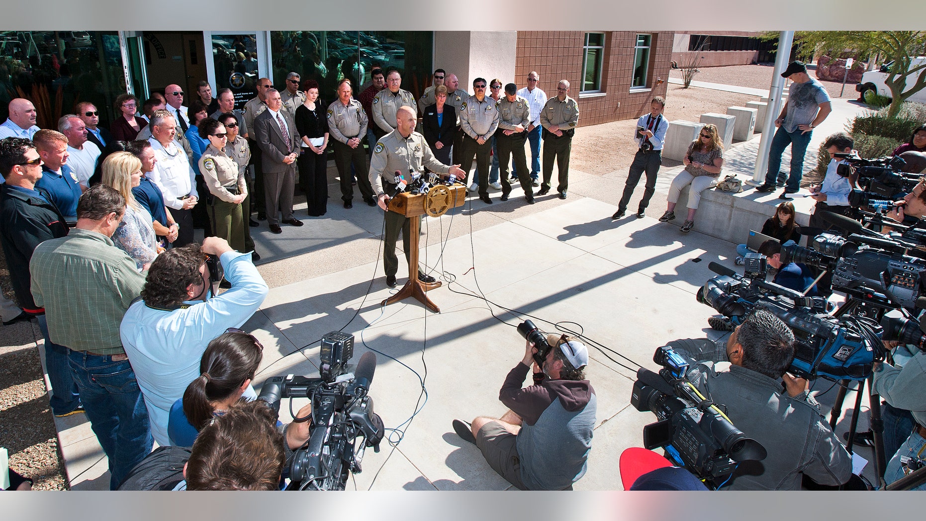 El comisario del condado de Pinal, Paul Babeu, habla durante una conferencia de prensa, el sábado 18 de febrero de 2012 en Florence, Arizona. (AP Photo/The Arizona Republic, Deirdre Hamill)