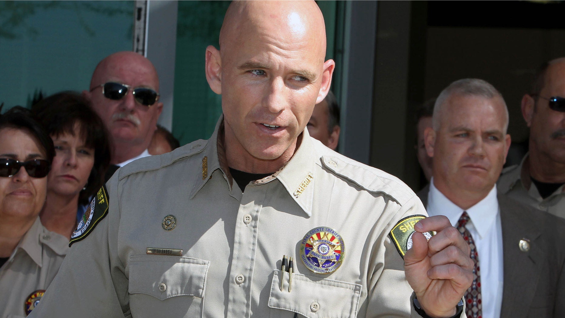 El comisario del condado de Pinal, Paul Babeu, habla durante una conferencia de prensa, el sábado 18 de febrero de 2012 en Florence, Arizona. Babeu, un comisario que aspira a la candidatura republicana a un escaño en la legislatura de Arizona, tuvo que reconocer que es gay, y renunciar al comité del aspirante presidencial Mitt Romney en ese estado, en medio de denuncias de amenazas formuladas por un hombre con quien tuvo una relación sentimental. (AP foto/The Arizona Republic, Deirdre Hamill) MARICOPA COUNTY OUT; MAGS OUT; NO SALES