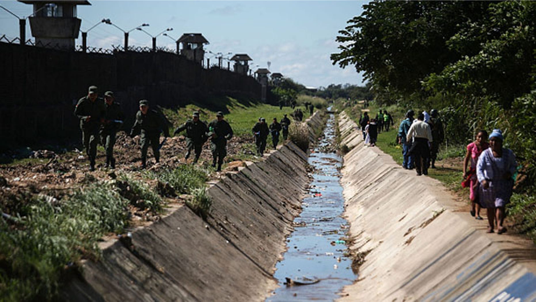 Army soldiers walk outside the Palmasola prison on July 10, 2015 in Santa Cruz, Bolivia.