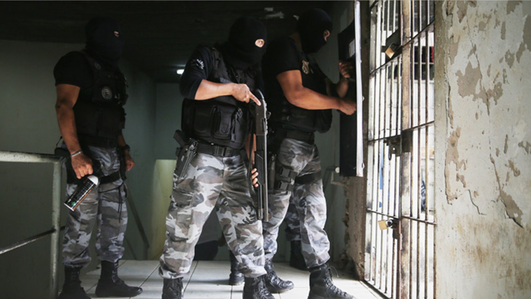 Miltary Police (PM) patrol in the Pedrinhas Prison Complex, the largest penitentiary in Maranhao state. (Photo by Mario Tama/Getty Images)