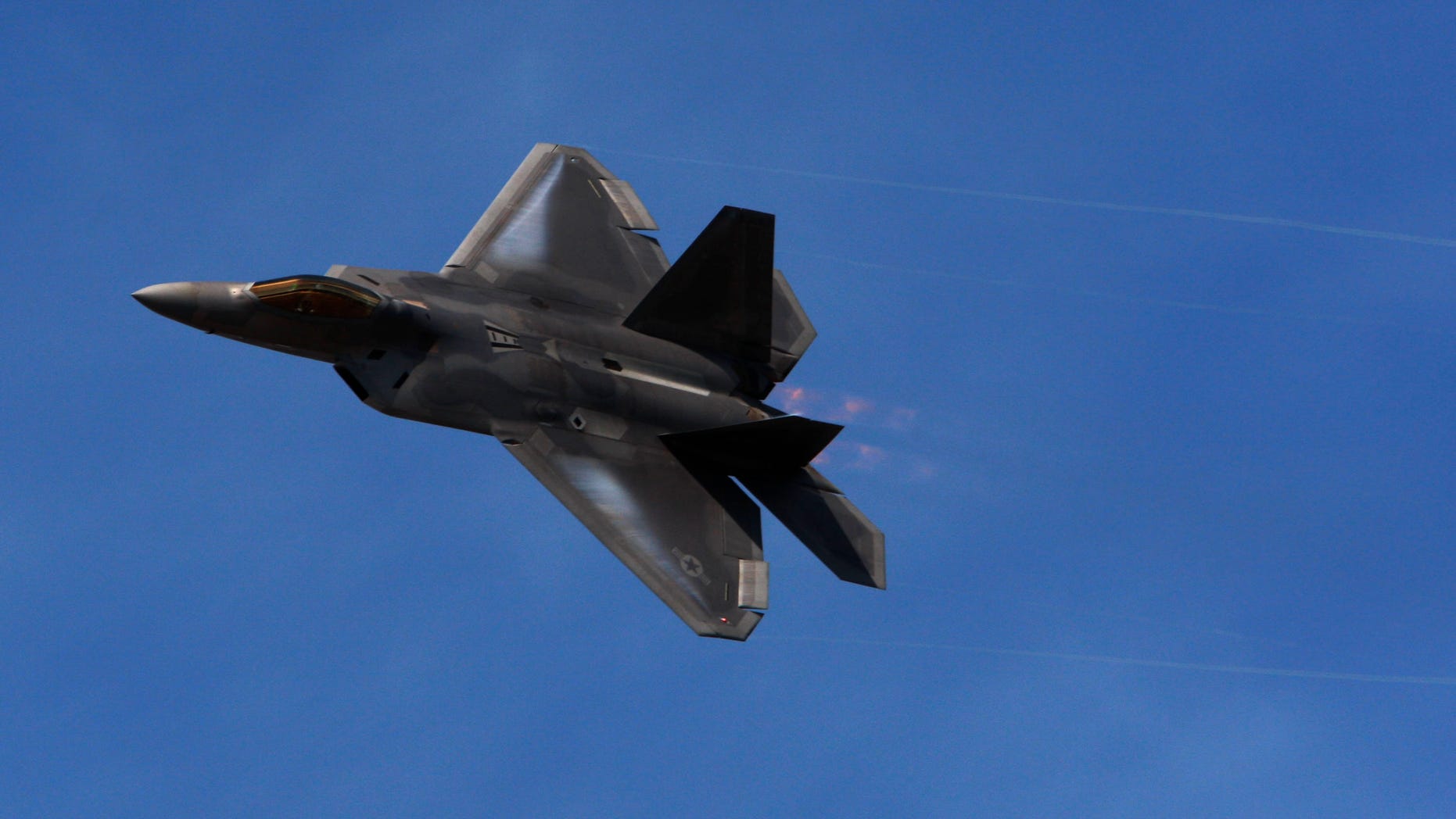 A F-22 flies in a display during Farnborough International Airshow, Farnborough, England, Monday, July 19, 2010. (AP Photo/Sang Tan)