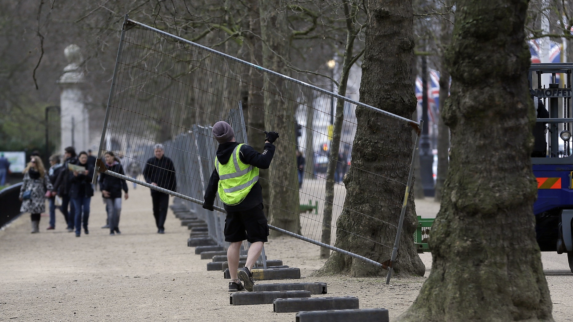 April 18, 2013 - Workers put up fencing in the Mall near Buckingham Palace as preparations begin for the London Marathon. The Marathon will go ahead on Sunday despite security fears in the wake of the bomb blasts in Boston.