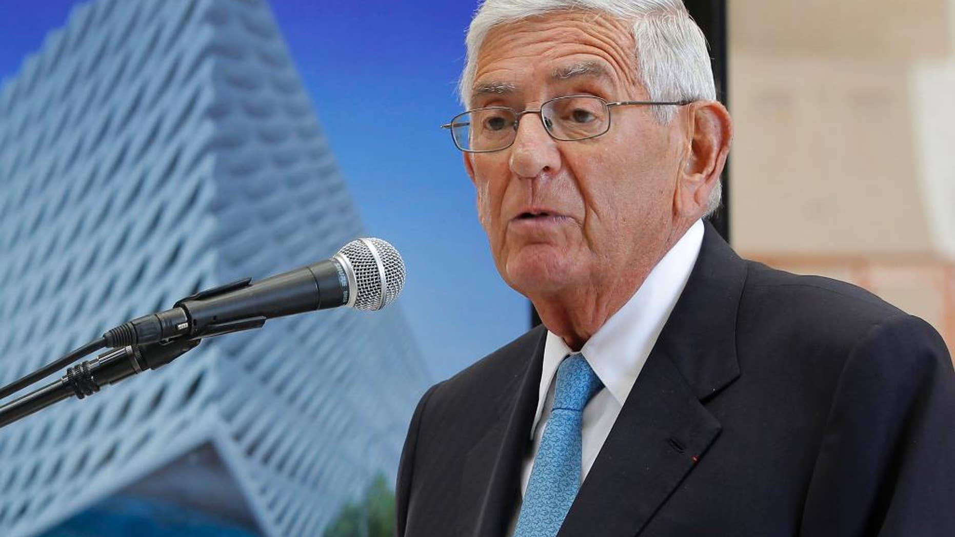 FILE - In this Sept. 17, 2014 file photo, billionaire philanthropist Eli Broad speaks during a presentation of his half-completed museum, "The Broad" in Los Angeles. A foundation started by Broad has suspended a national prize, Broad Prize for Urban Education, awarded annually to a top-performing urban school system. The $1 million prize was pulled amid concerns that the schools are failing to improve quickly enough. (AP Photo/Nick Ut,File)