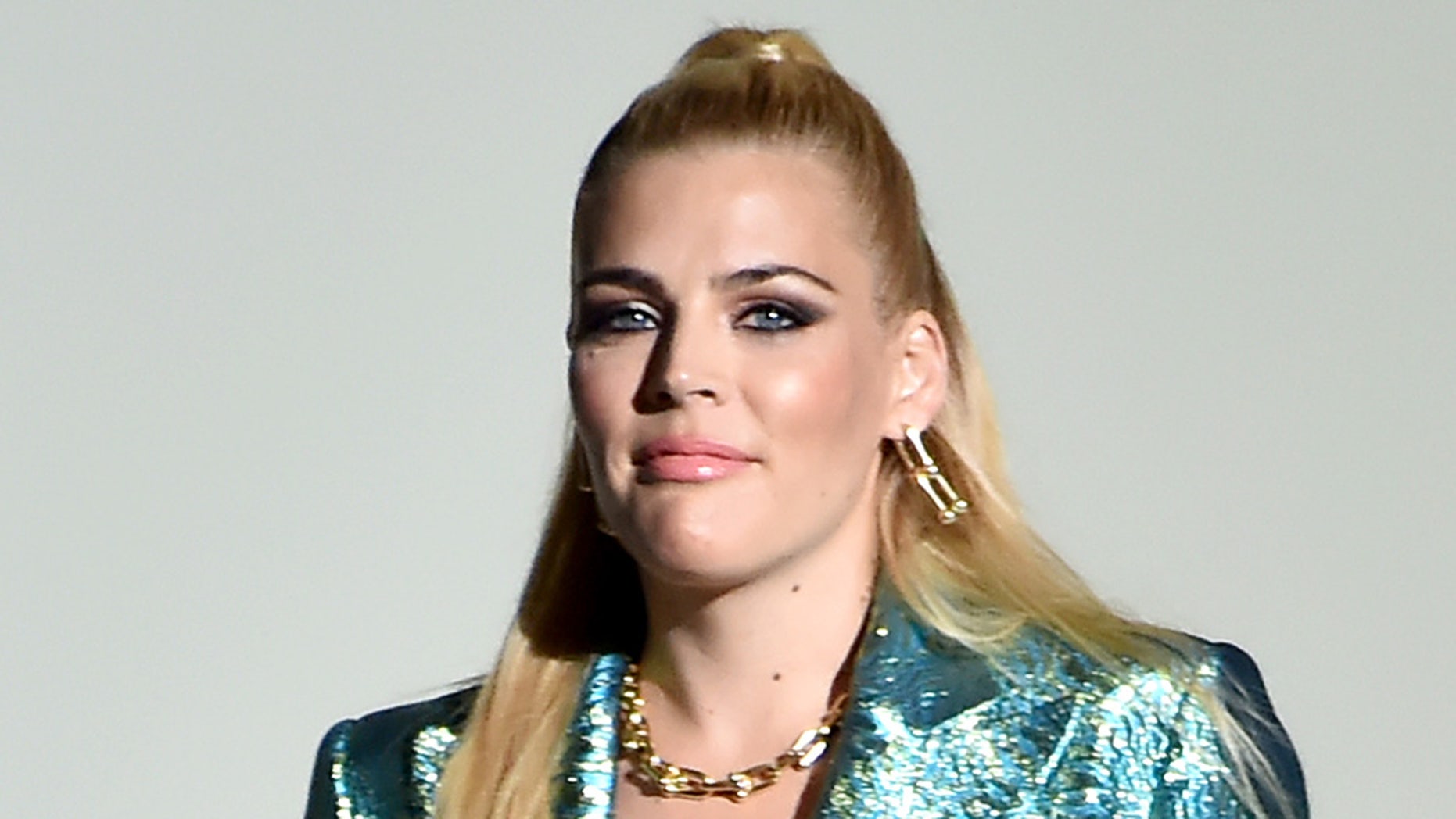 Busy Philipps underwent a full kardashian makeover