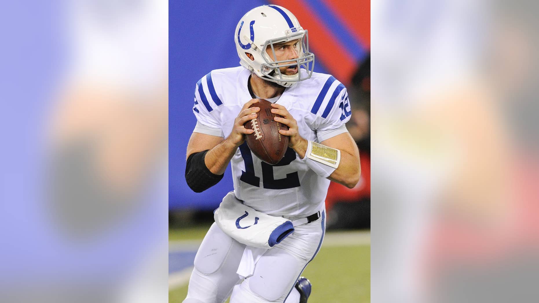 Andrew Luck, de los Colts de Indianápolis, se prepara para lanzar un pase en el partido del lunes 3 de noviembre de 2014, frente a los Giants de Nueva York (AP Foto/Bill Kostroun)
