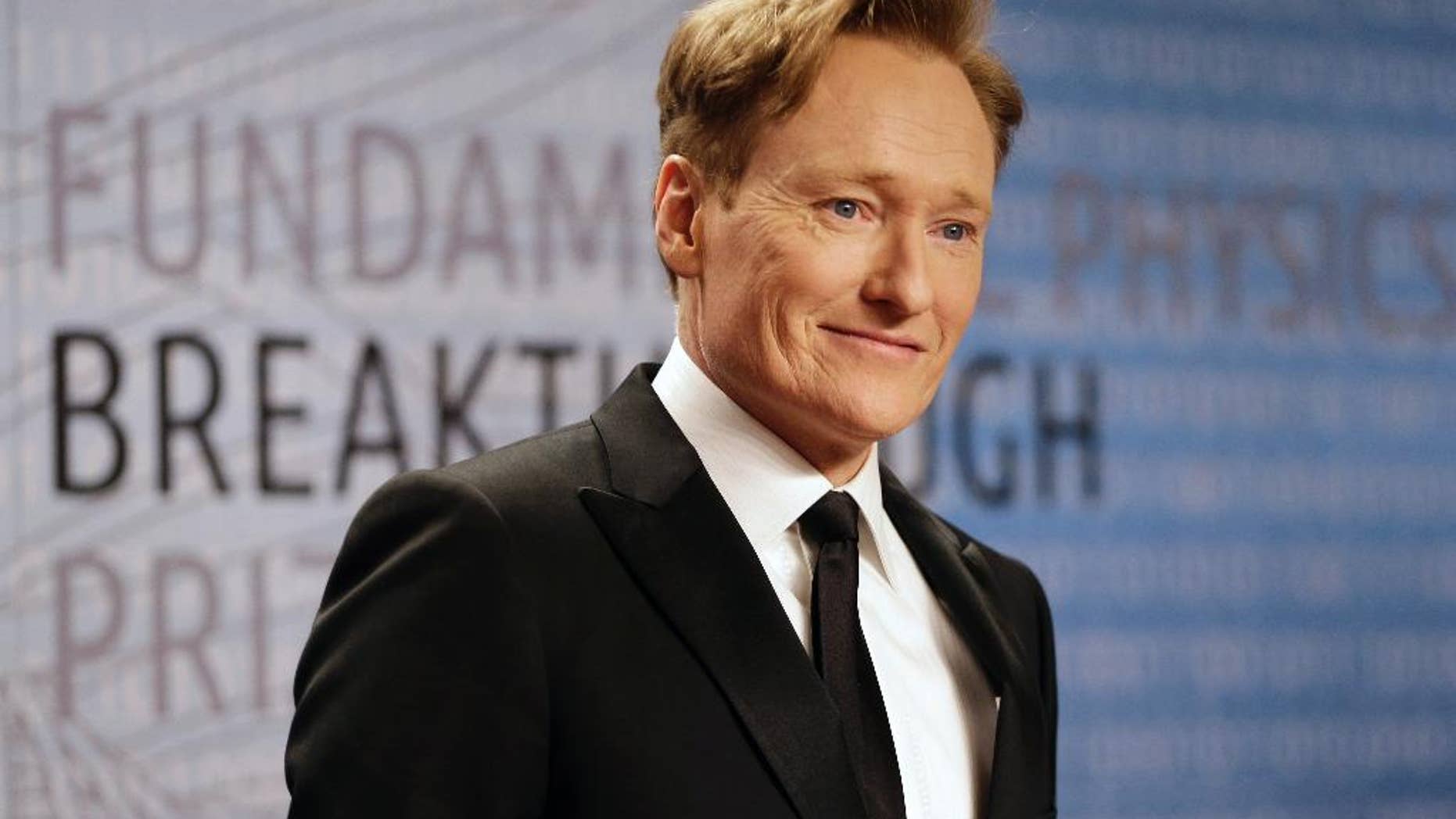 Conan O'Brien llega a la entrega de Premios Breakthrough en Ciencias Naturales en Moffett Field, California, en una fotografía de archivo del 12 de diciembre de 2013. Una casa del presentador de televisión Conan O'Brien fue retirada de una subasta en Rhode Island después de que pagó impuestos vencidos por la propiedad. O'Brien pagó 8.000 dólares en impuestos el viernes 20 de junio de 2014. (Foto AP/Ben Margot, archivo)