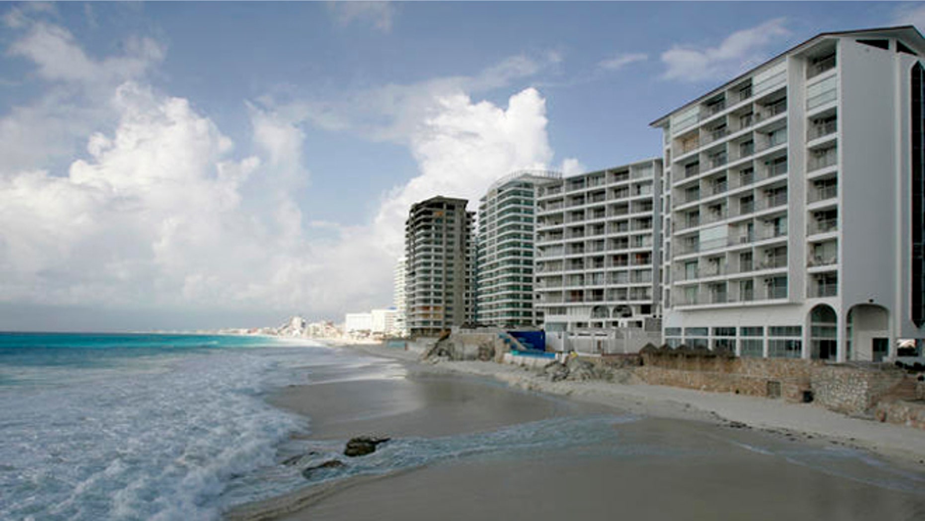 A view of an empty beach before the arrival of Hurricane Dean to the area in Cancun, southeastern Mexico, Monday, Aug. 20, 2007. Hurricane Dean spared the Cayman Islands the worst of its fury on Monday as it headed for a collision course with Mexico's resort-dotted Caribbean coast. (AP Photo/ Eduardo Verdugo)