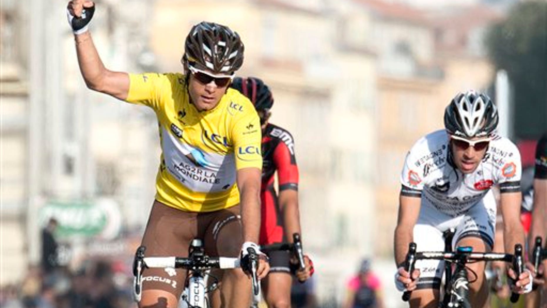 El ganador de la carrera París-Niza, el colombiano Carlos Alberto Betancur, celebra en la meta tras la última etapa, en Niza, en el sur de Francia, el domingo 16 de marzo de 2014. (AP Foto/Lionel Cironneau)