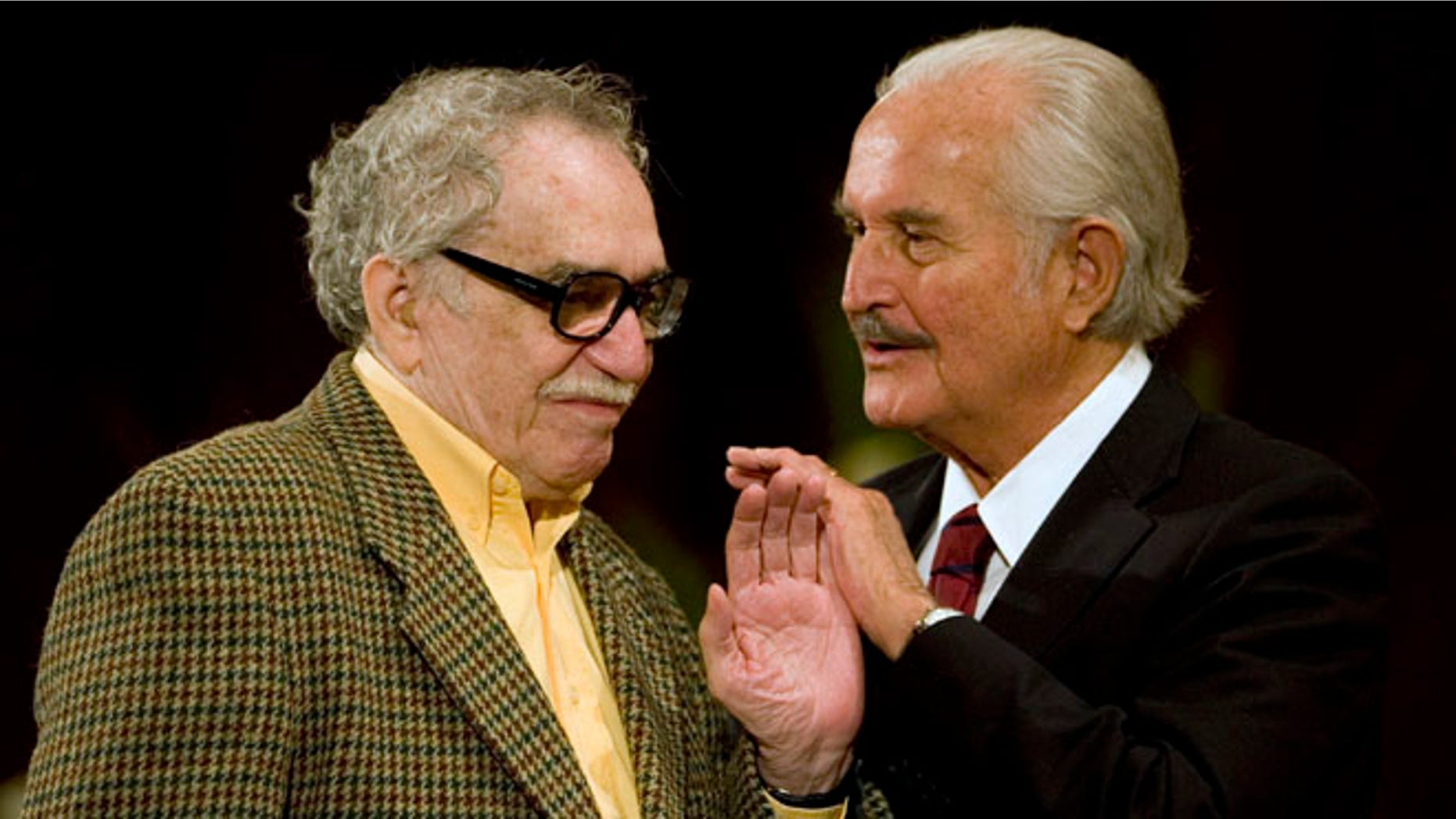 Mexican writer Carlos Fuentes, right, talks to Colombian author Gabriel Garcia Marquez. (AP Photo/Dario Lopez-Mills)