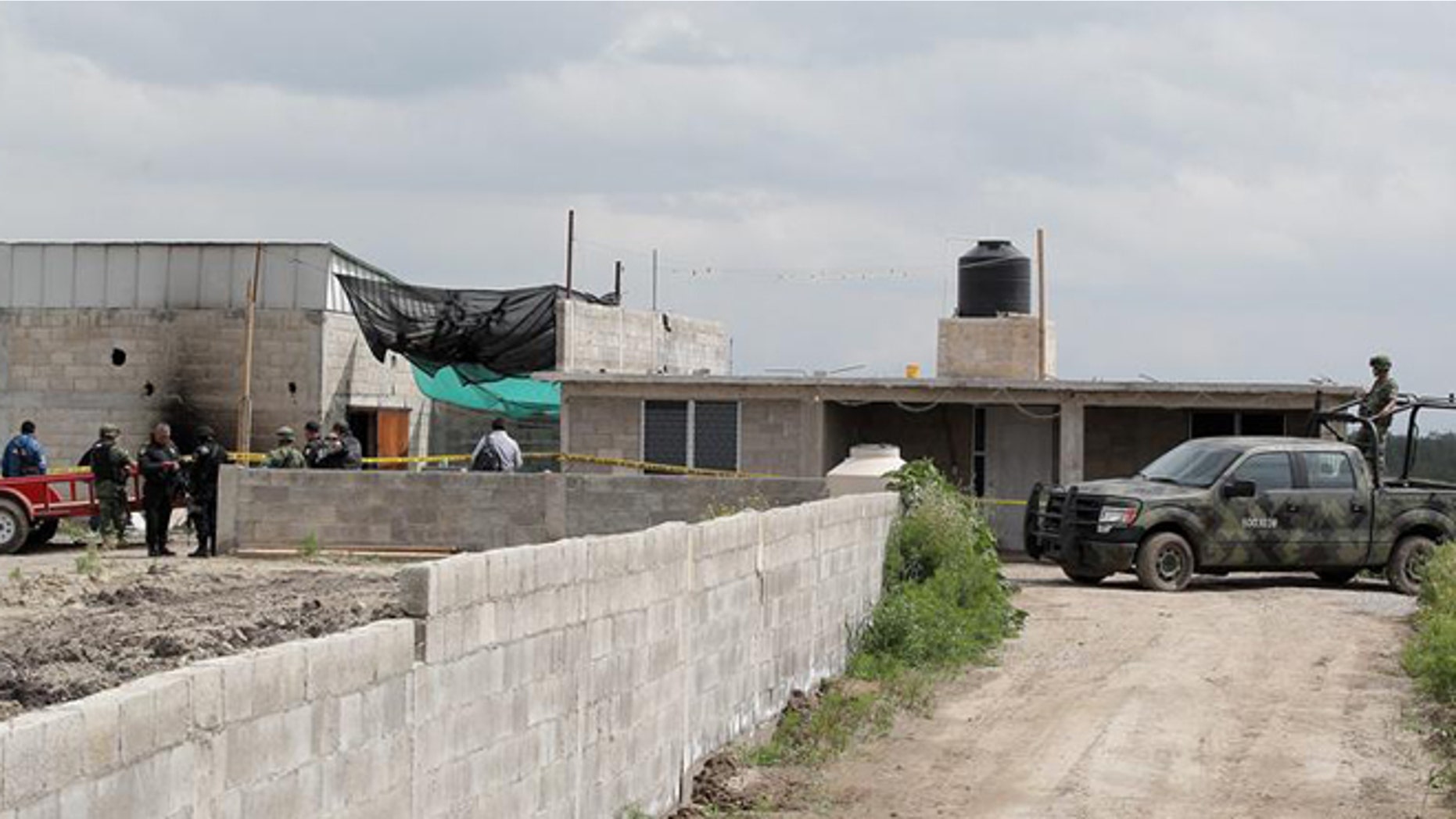 Federal Police guard the house in Almoloya de Juárez, a city in central Mexico, used by Sinaloa drug cartel leader Joaquín "El Chapo" (Shorty) Guzmán to escape from the Altiplano prison via a tunnel on July 11. (Photo: EFE/File)