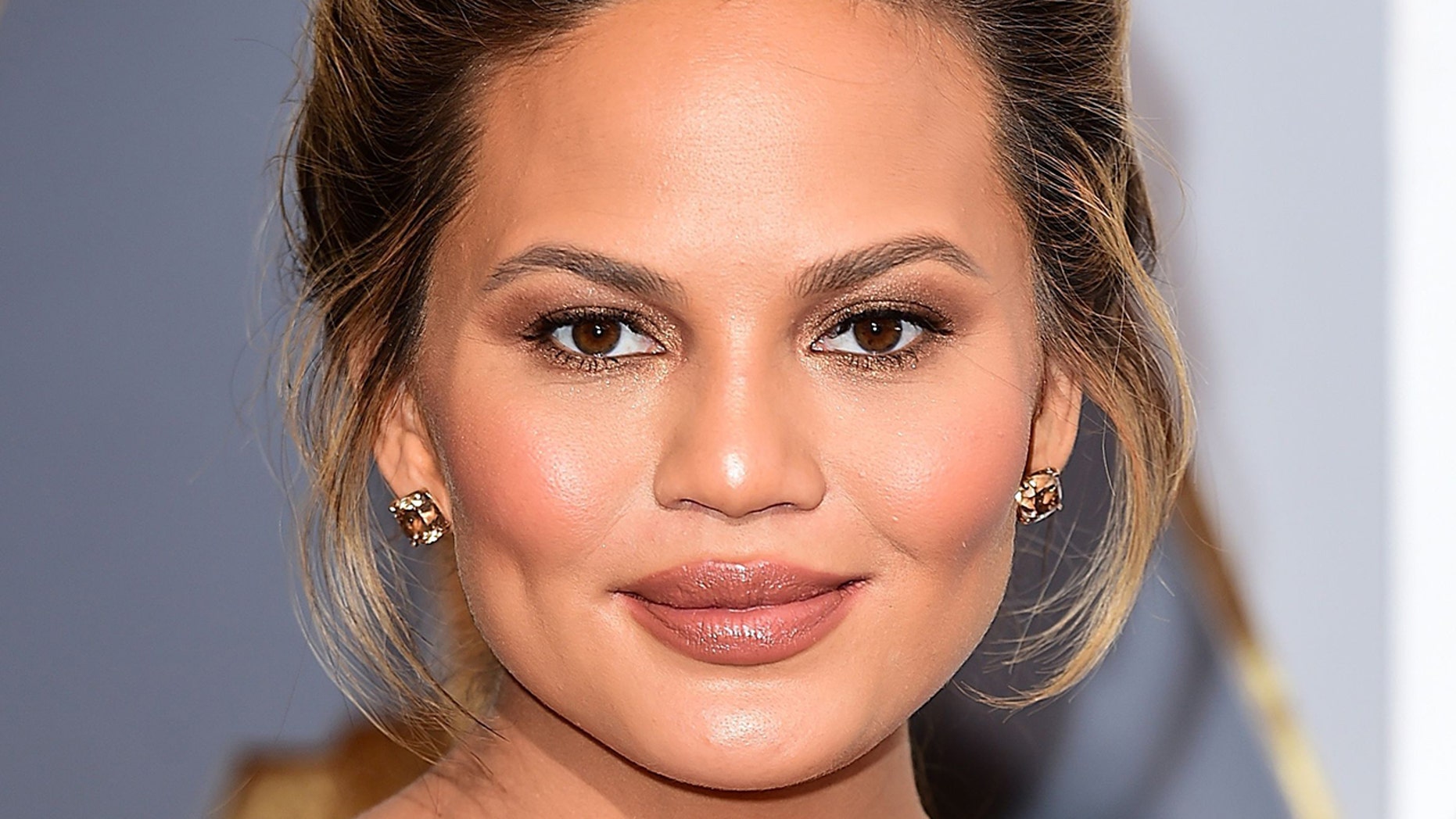 Chrissy Teigen Daughter Luna Play With Mysterious Bug In Viral Video 3626