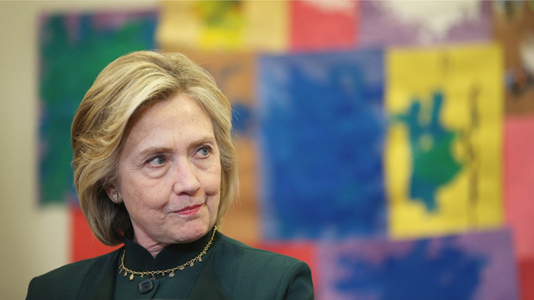 CHICAGO, IL - MAY 20: Democratic presidential hopeful and former Secretary of State Hillary Clinton meets with parents and child care workers at the Center for New Horizons on May 20, 2015 in Chicago, Illinois. Clinton arrived in Chicago after campaigning Monday and Tuesday in Iowa. (Photo by Scott Olson/Getty Images)