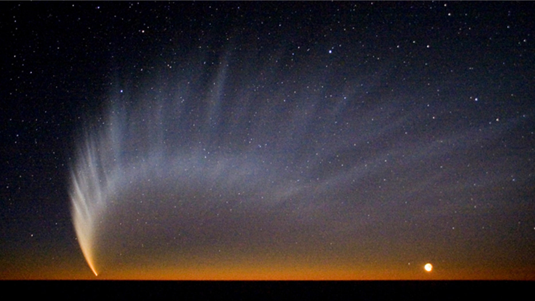 Comet McNaught over the Pacific Ocean. Image taken from the European Southern Observatory's Paranal Observatory in January 2007.