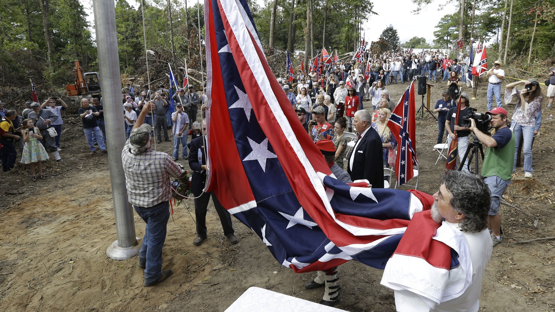 Hundreds Gather To Fly Confederate Flag High Above I 95 Amid Controversy Fox News 