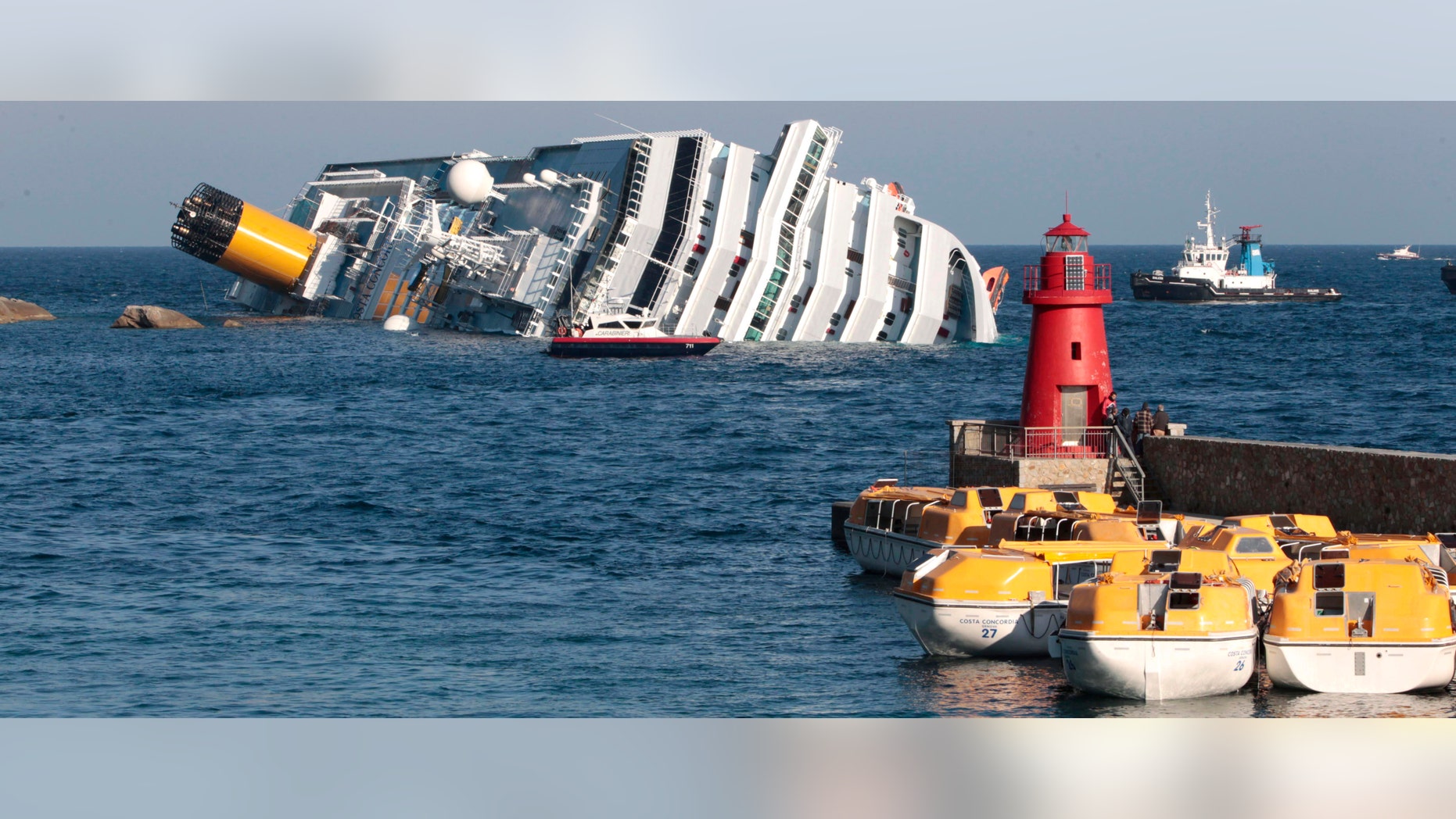El crucero Costa Concordia aparece recostado sobre piedras el sábado 14 de enero del 2012 después de encallar la noche anterior frente a la isla toscana de Giglio. (Foto AP/Gregorio Borgia)