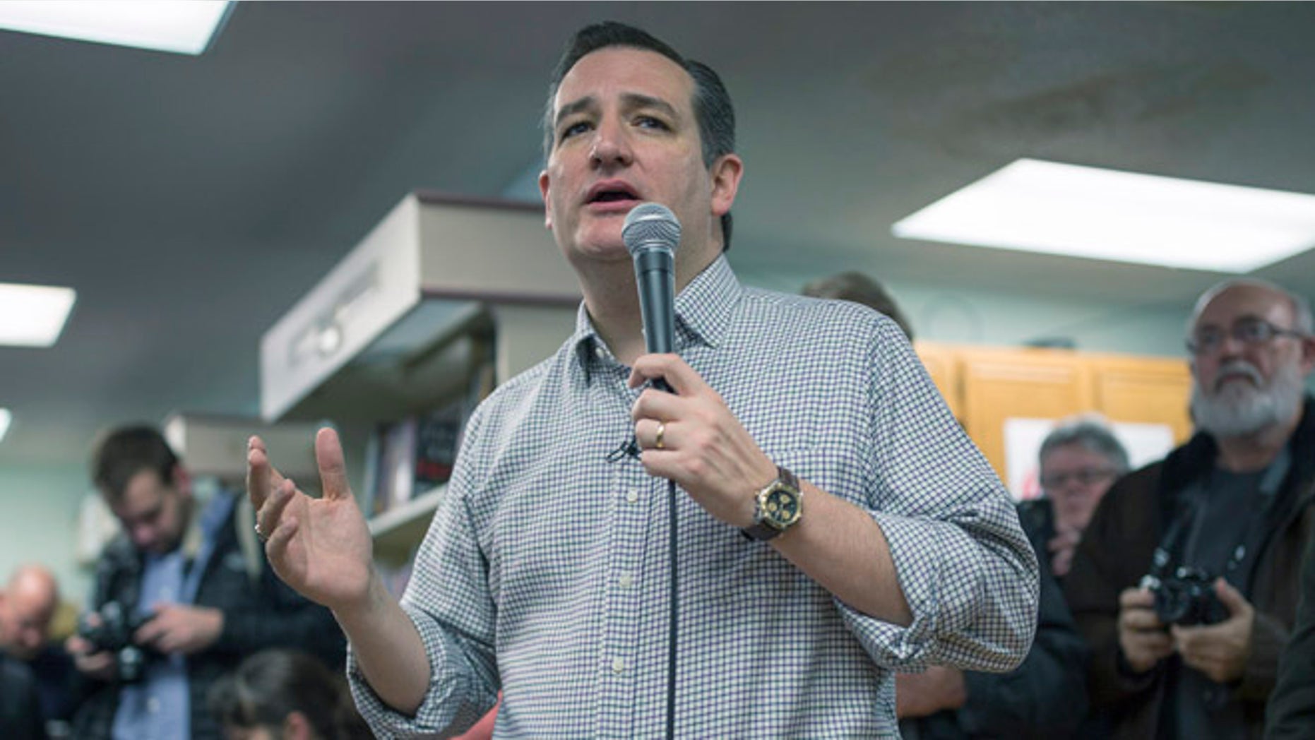 BOONE, IA - JANUARY 4: Republican presidential candidate U.S. U.S. Sen. Ted Cruz (R-TX) visits King's Christian Bookstore on January 4, 2016 in Boone, Iowa. Cruz began a six-day bus tour of Iowa ahead of the state's February 1, caucuses. (Photo by Aaron P. Bernstein/Getty Images)