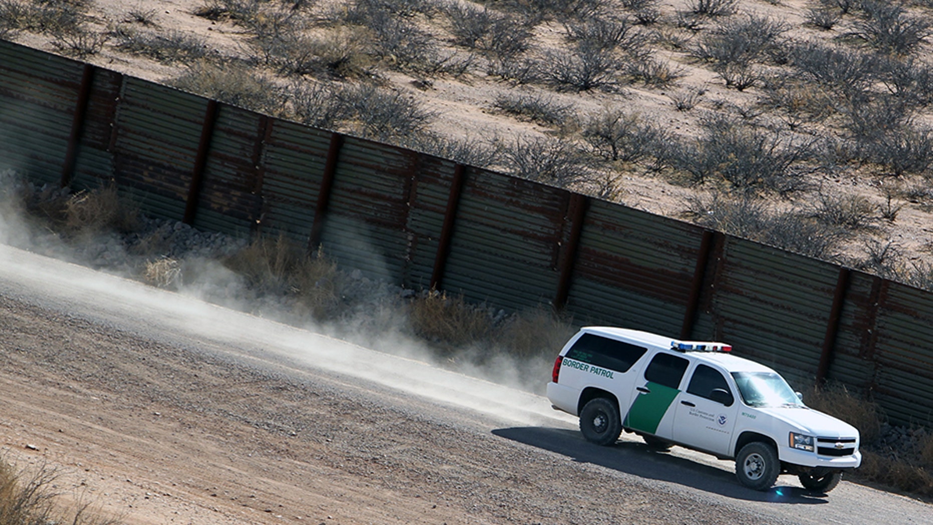 A border agent in California was assaulted by illegal immigrants crossing in from Mexico.
