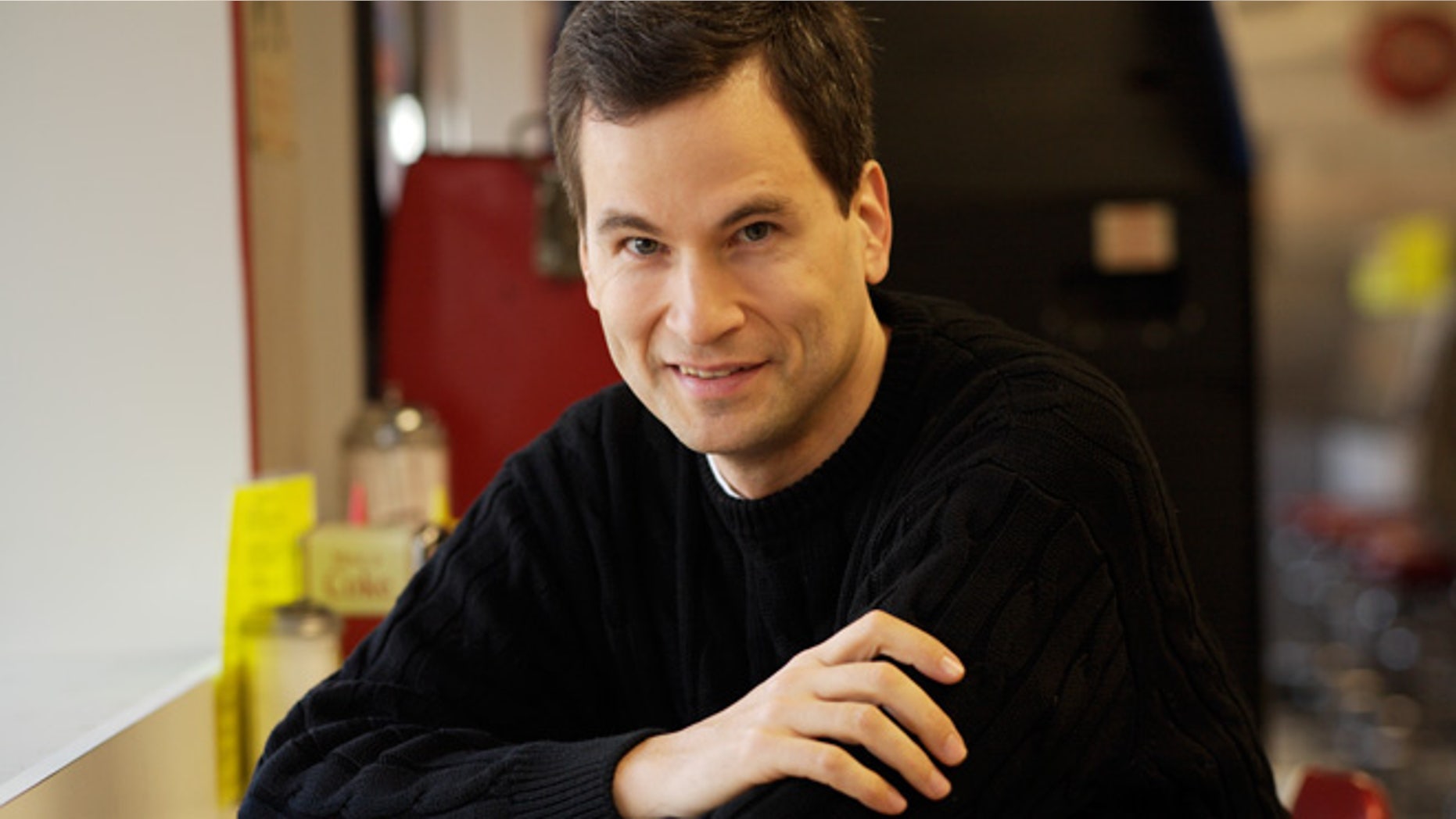 New York Times technology columnist and gadget reviewer David Pogue is leaving the newspaper to cover similar topics for Yahoo.