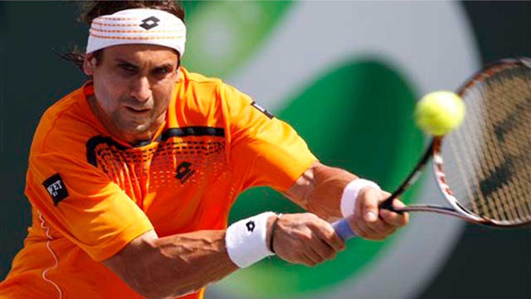 El español David Ferrer devuelve una pelota al estadounidense Mardy Fish en el Masters de Miami en Cayo VizcaÃno, Florida, el miércoles 30 de marzo del 2011. (AP foto/Alan Diaz)