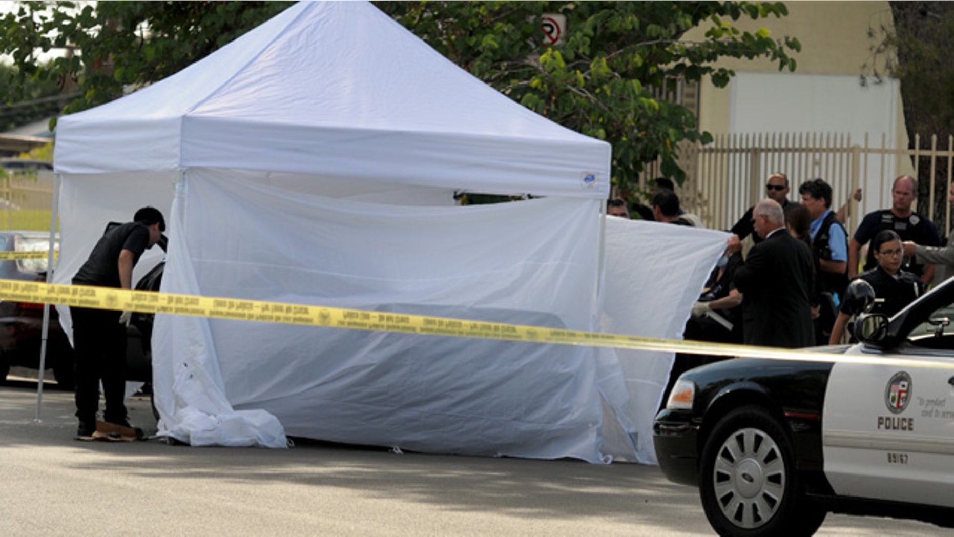 August 24, 2014: Los Angeles Police Department officers investigate the scene of a shooting where one person was killed near the 14400 block of Polk Street in Sylmar, Calif. (AP Photo/Los Angeles Daily News, Dean Musgrove)