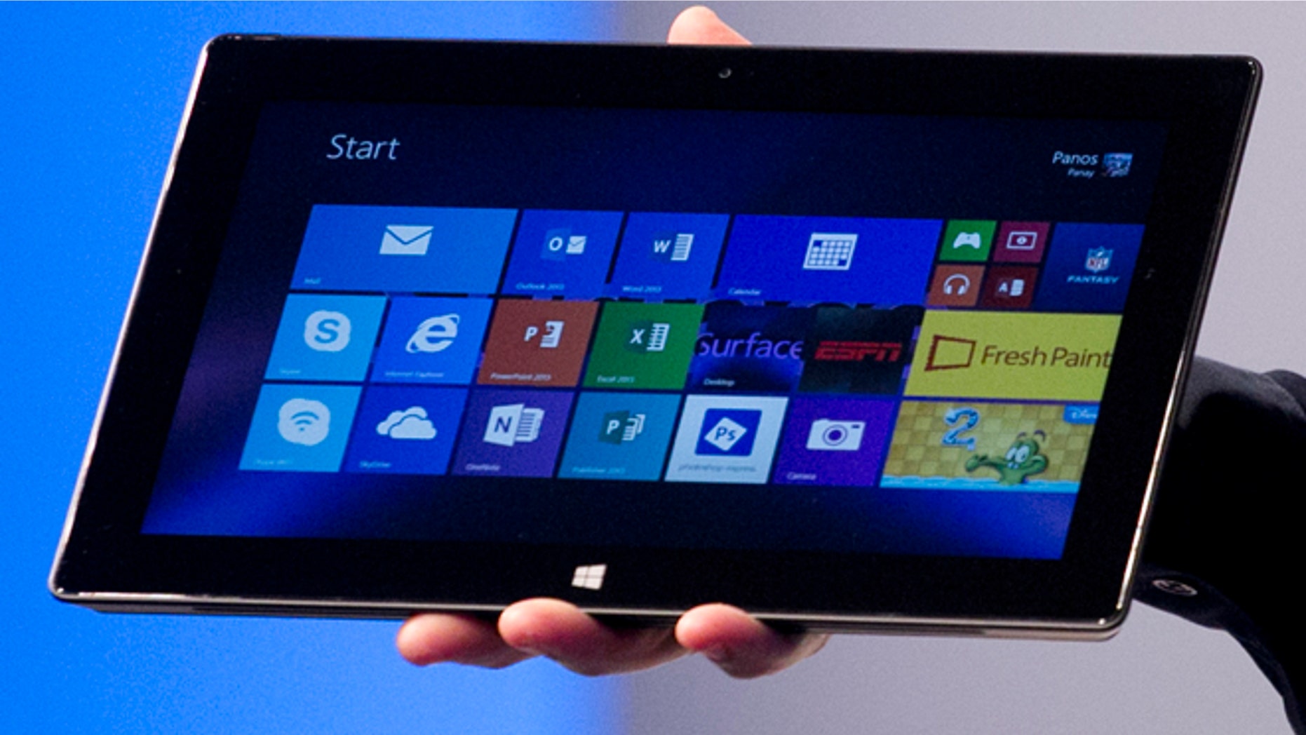 Delta Air Lines plans to buy 11,000 Microsoft Surface 2 tablets for its pilots to replace the heavy bundles of books and maps they haul around now.