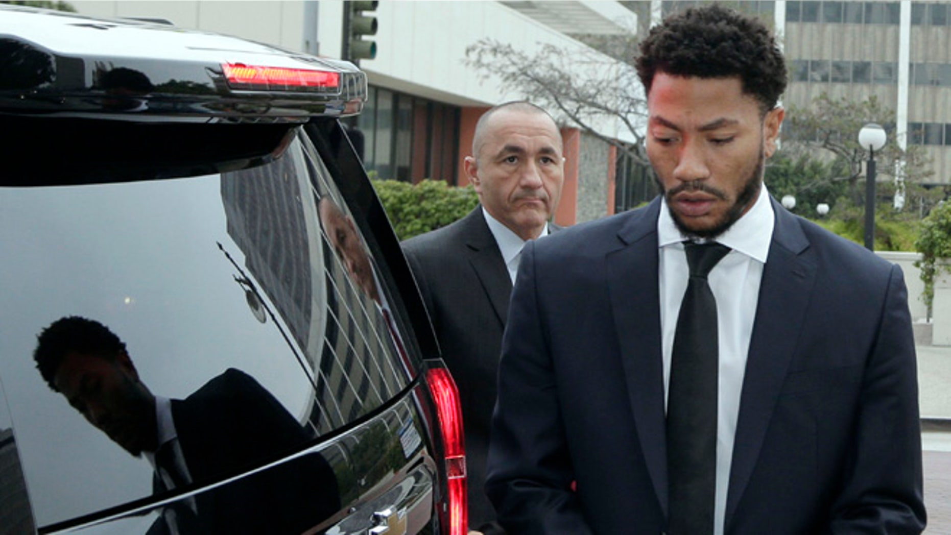 New York Knicks' Derrick Rose arrives at Federal Court in Los Angeles on Oct. 12, 2016.