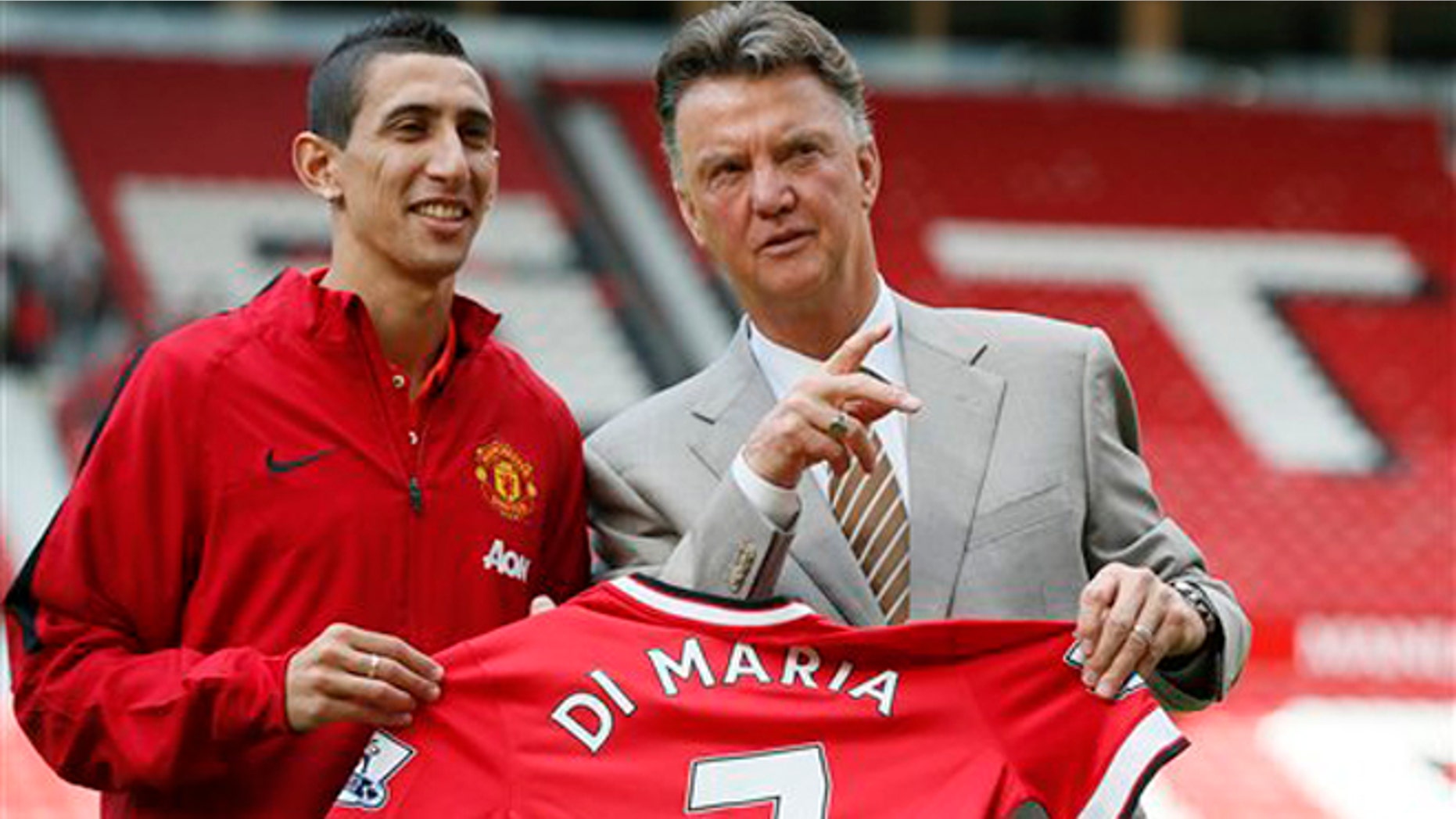 El nuevo jugador de Manchester United, Angel Di MarÃa, izquierda, y el técnico Louis van Gaal posan en la presentación del jugador el jueves, 28 de agosto de 2014, en Manchester, Inglaterra. (AP Photo/Alastair Grant)