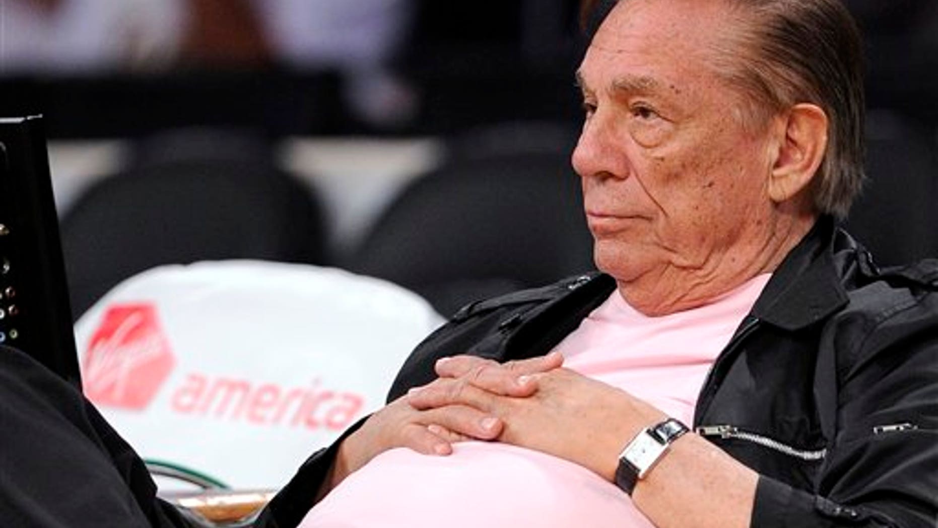 El dueño de los Clippers de Los Angeles, Donald Sterling, observa un partido el 17 de octubre de 2010 en Los Angeles. La NBA investiga reportes de una grabación en la que Sterling supuestamente aparece diciendo comentarios racistas, se informó el 26 de abril de 2014. (AP Photo/Mark J. Terrill, File)