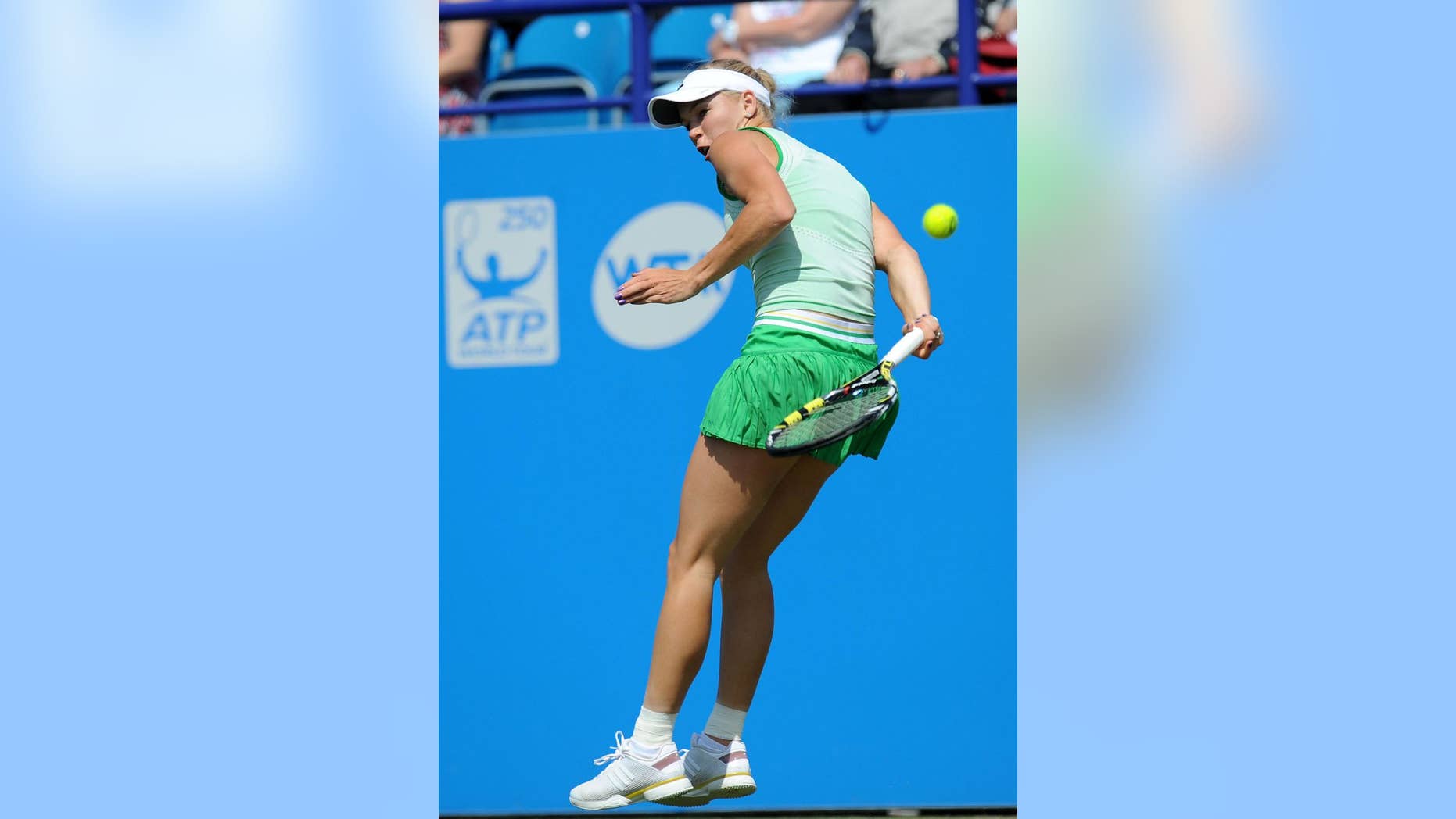 La danesa Caroline Wozniacki devuelve un disparo durante su partido de semifinales del torneo internacional de Eastbourne Park, Inglaterra, frente a la alemana Angelique Kerber, el viernes 20 de junio del 2014. Kerber ganó 3-6, 7-6 (3), 6-3 . (Foto AP/PA, Clive Gee)
