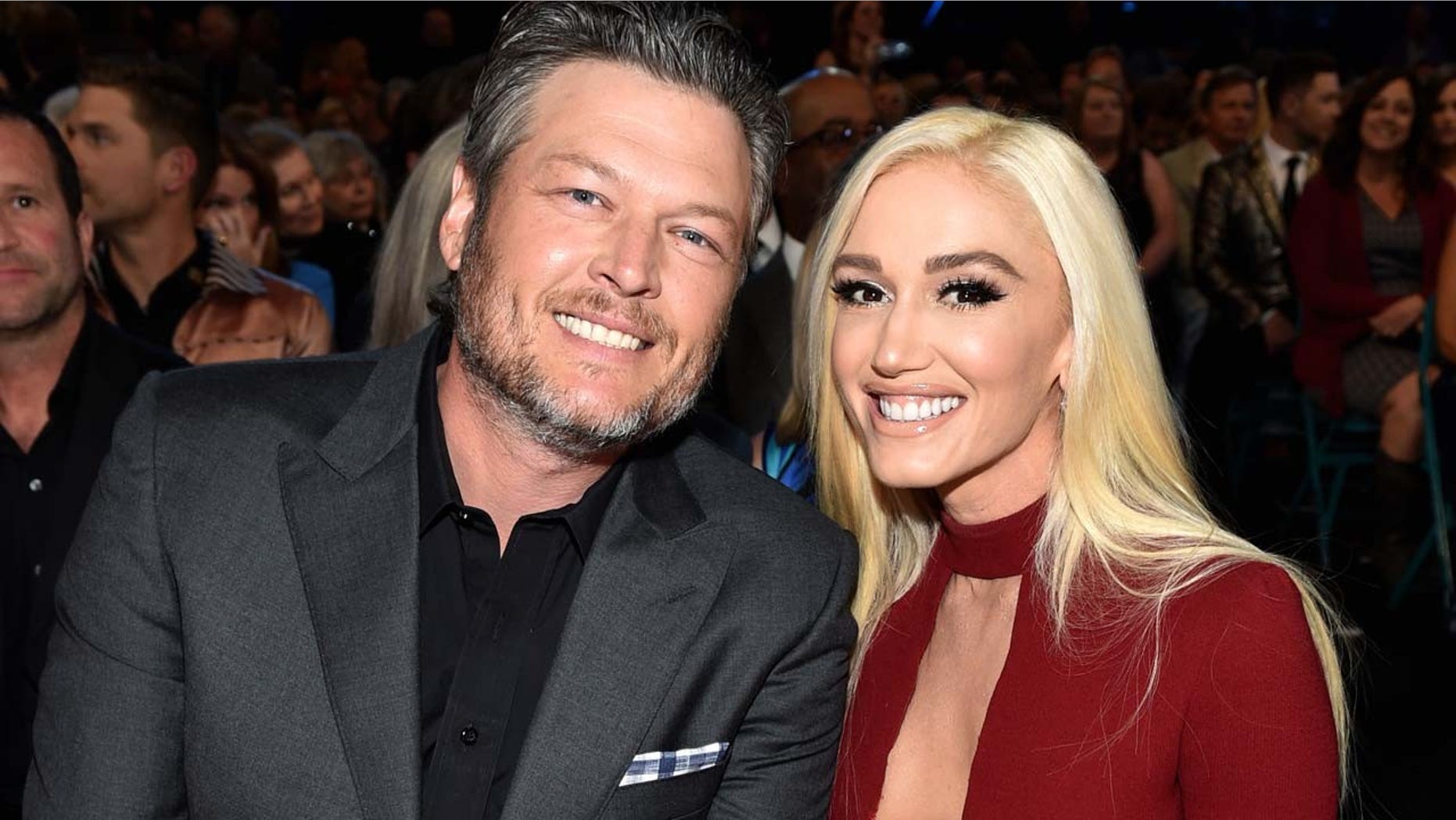 Blake Shelton brings girlfriend Gwen Stefani to the 2018 ACM Awards.