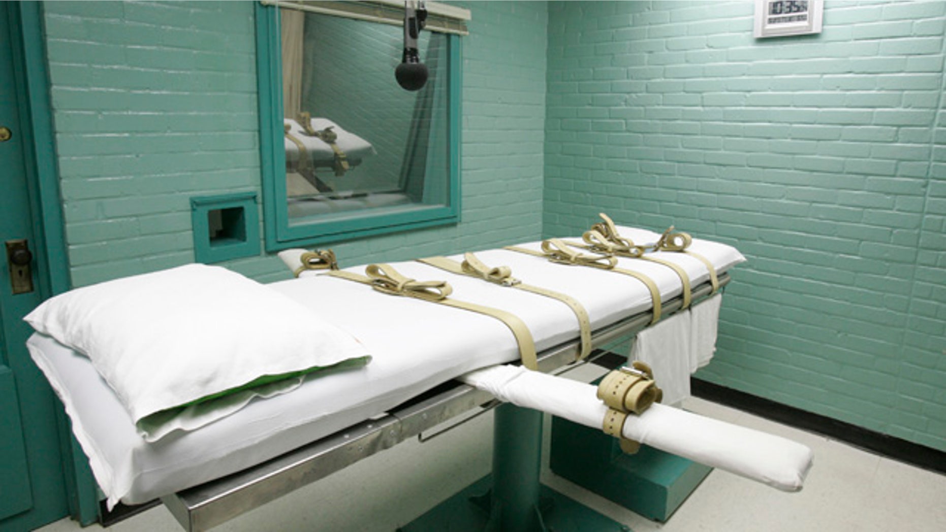 FILE - This May 27, 2008 file photo shows the State of Texas execution chamber in Huntsville, Texas. (AP Photo/Pat Sullivan, File)