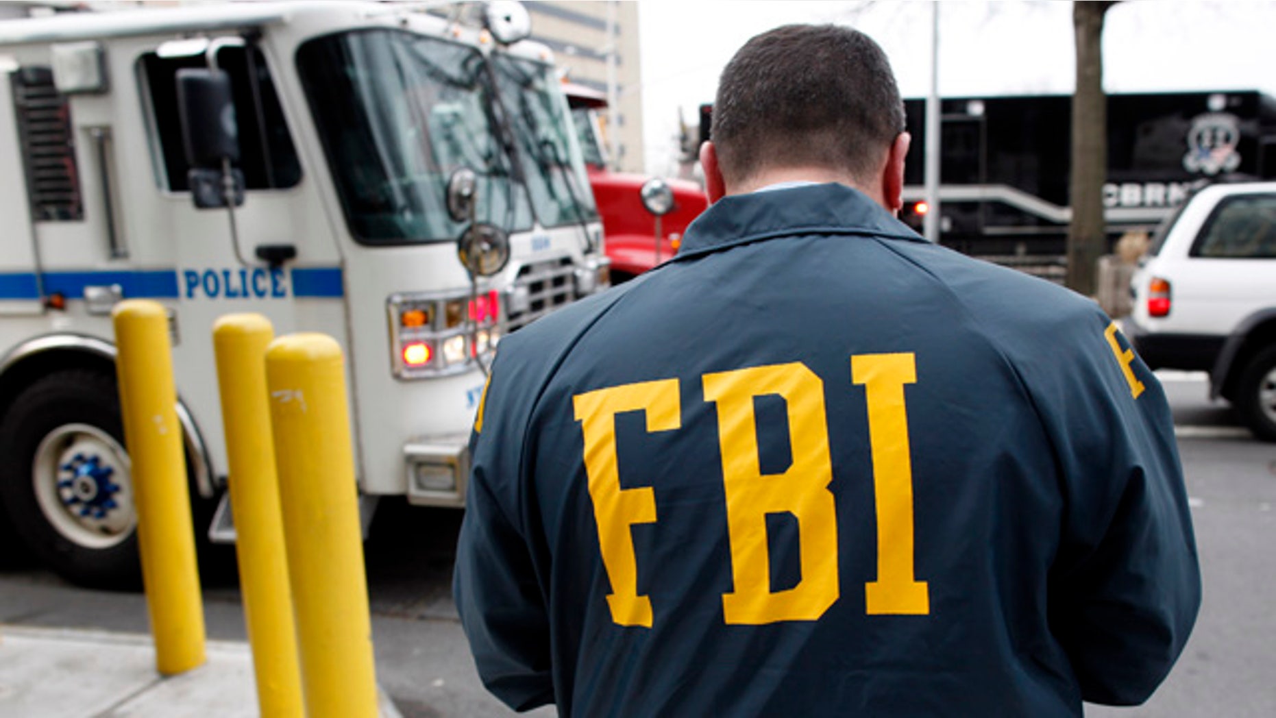 FBI Special Agent Richard Kolko walks outside the office of Representative Anthony Weiner, after the discovery of a letter which contained an unidentified white powder, in Queens, New York March 25, 2010. The FBI and police are investigating attacks and threats against Democratic members of Congress who voted for healthcare reform, and a senior House of Representatives Democrat said on Wednesday his colleagues are at risk. Weiner voted in favor of the legislation. REUTERS/Chip East (UNITED STATES - Tags: CRIME LAW POLITICS)