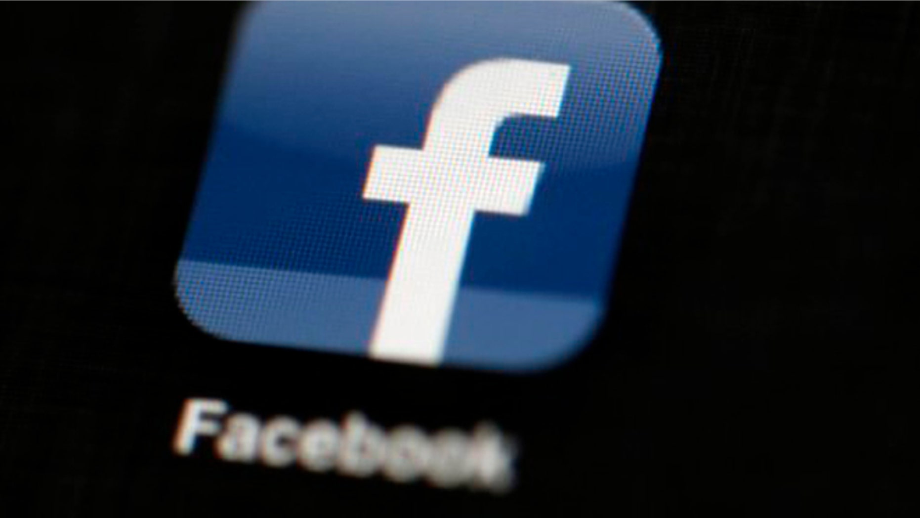 Fotografía de archivo del 16 de mayo de 2012 del logotipo de Facebook en una tableta en Filadelfia. (AP Foto/Matt Rourke, Archivo)