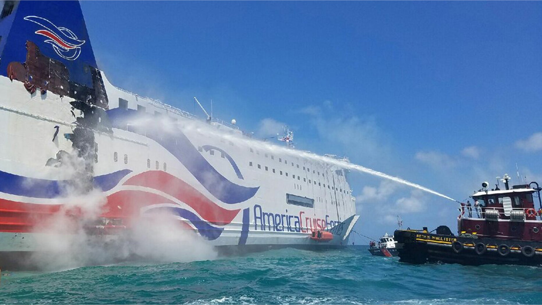 En esta imagen, proporcionada por la Guardia Costera de Estados Unidos, una embarcación de los bomberos de San Juan, en Puerto Rico, usa una manguera para enfrÃar el casco del crucero Caribbean Fantasy, que se incendió a una milla del muelle de San Juan, en Puerto Rico, el 17 de agosto de 2016. (Jonathan Lally/US Coast Guard via AP)