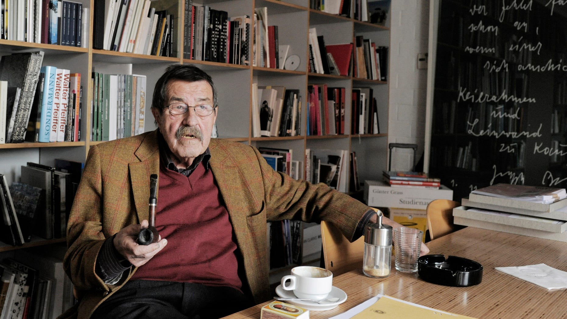 Oct. 15, 2009 - FILE photo of German writer and Nobel price laureate for literature Guenter Grass in the library of Steidl publishers in Goettingen, Germany. Nobel laureate Grass has died, his publishing house confirmed Monday. He was 87.