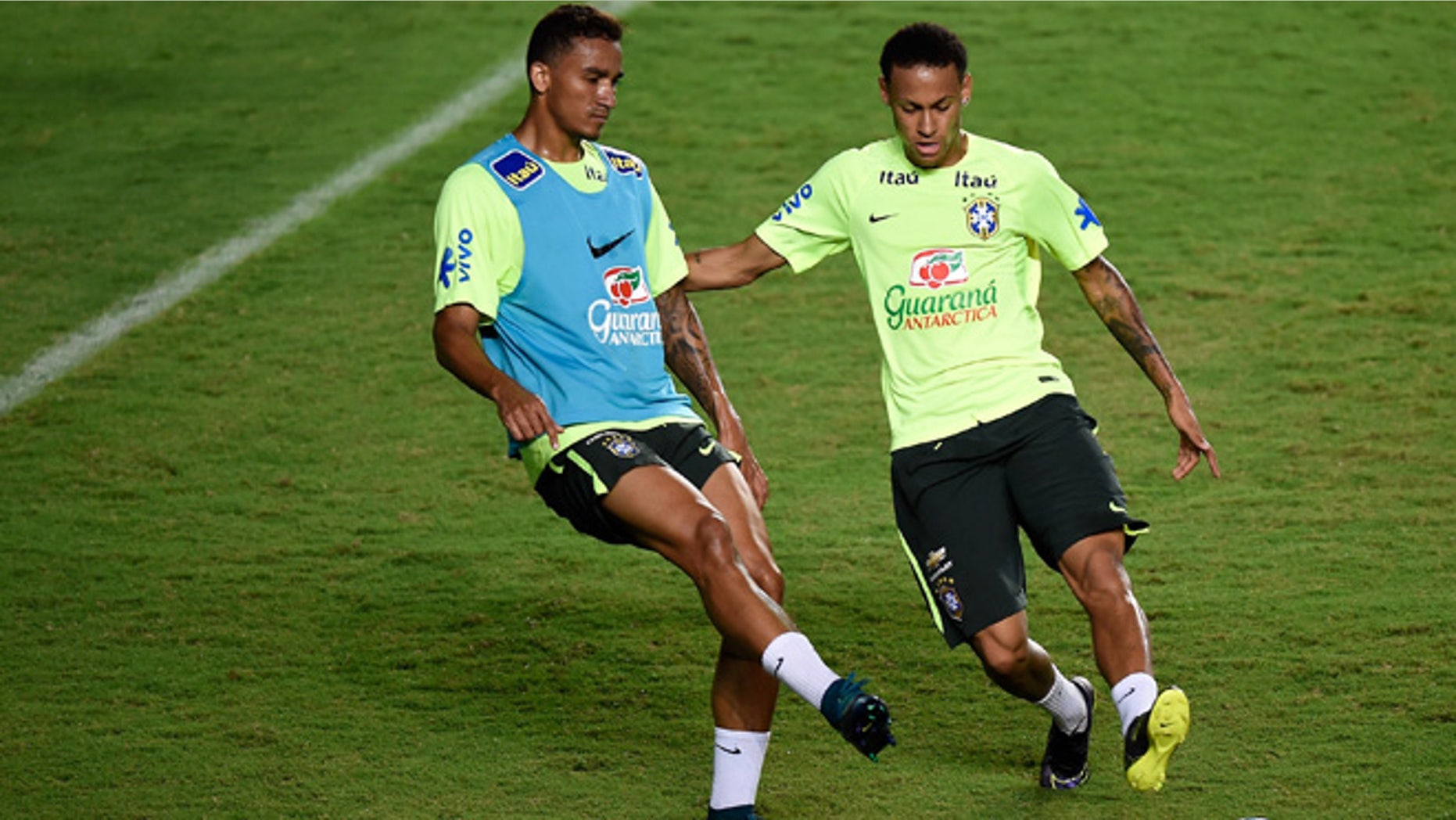 SALVADOR, BRAZIL - NOVEMBER 16: Brazilian players Neymar (R) and Danilo take part in a training session at the Pituaçu stadium on the eve of the 2018 FIFA World Cup Russia Qualifiers between Brazil and Peru on November 16, 2015 in Salvador, Brazil. (Photo by Buda Mendes/Getty Images)