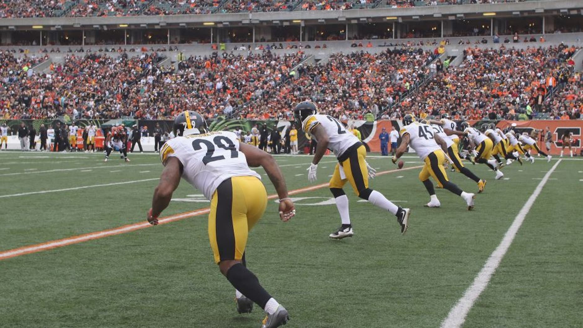 CINCINNATI, OH - DECEMBER 13: Shamarko Thomas #29 of the Pittsburgh Steelers runs down the field on kickoff coverage during the game at Paul Brown Stadium on December 13, 2015 in Cincinnati, Ohio. The Steelers defeated the Bengals 33-20. (Photo by John Grieshop/Getty Images)