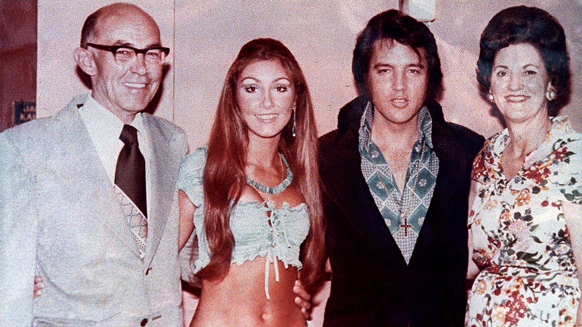 Linda Thompson (left) posing with her then-boyfriend Elvis Presley and her parents.