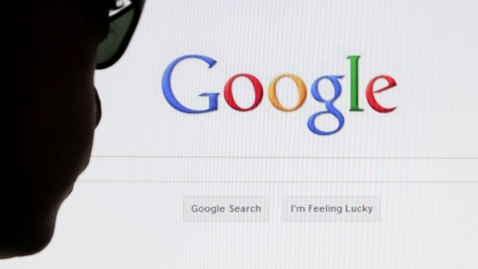 A computer user poses in front of a Google search page in this photo illustration taken in Brussels May 30, 2014. Google has taken the first steps to meet a European ruling that citizens can have objectionable links removed from Internet search results, a ruling that pleased privacy campaigners but raised fears that the right can be abused to hide negative information. REUTERS/Francois Lenoir (BELGIUM - Tags: POLITICS SCIENCE TECHNOLOGY) - RTR3RK9T