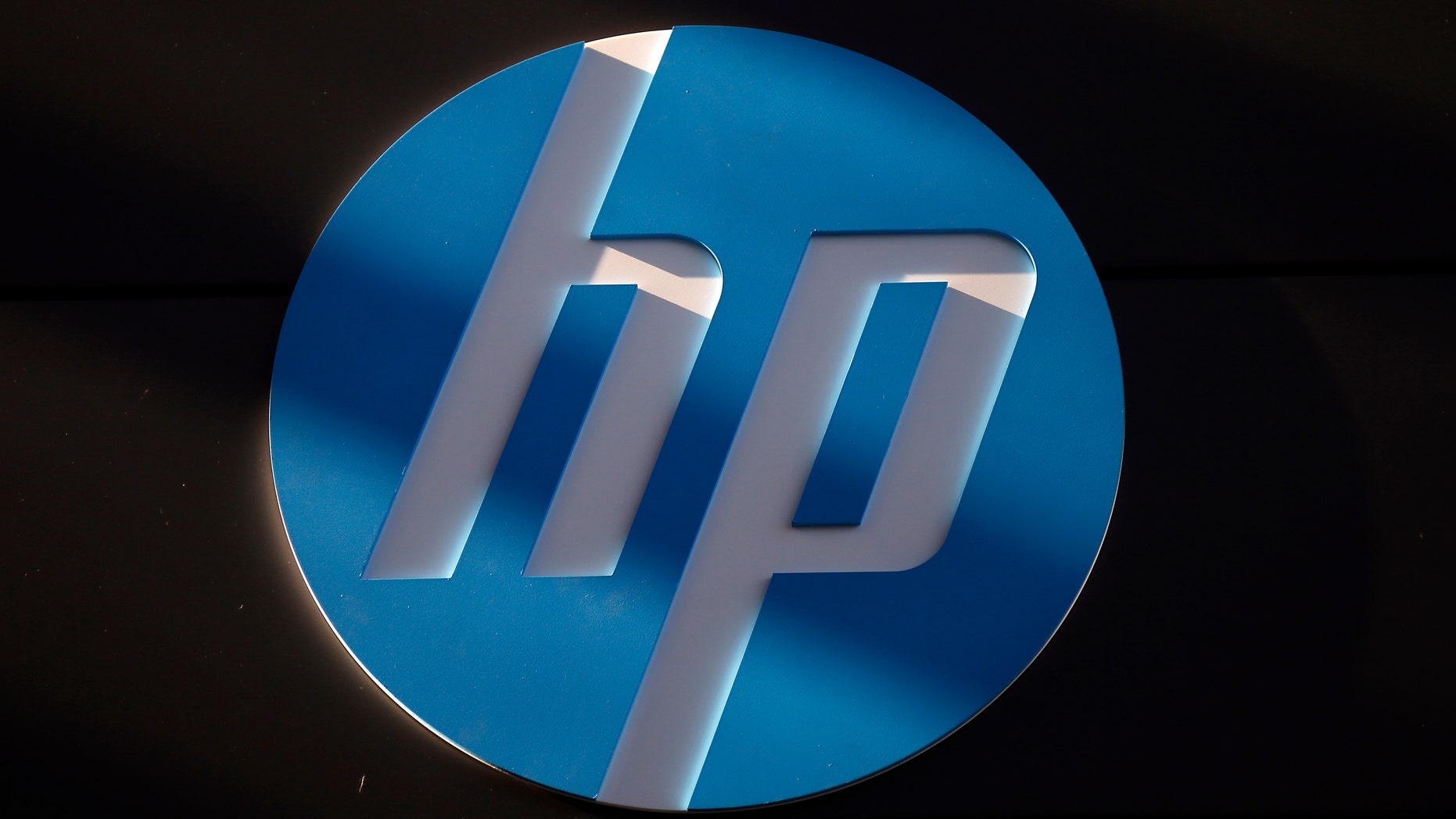 A Hewlett-Packard logo is seen at the company's Executive Briefing Center in Palo Alto, California January 16, 2013. REUTERS/Stephen Lam (UNITED STATES - Tags: BUSINESS SCIENCE TECHNOLOGY LOGO) - RTR3CJJC