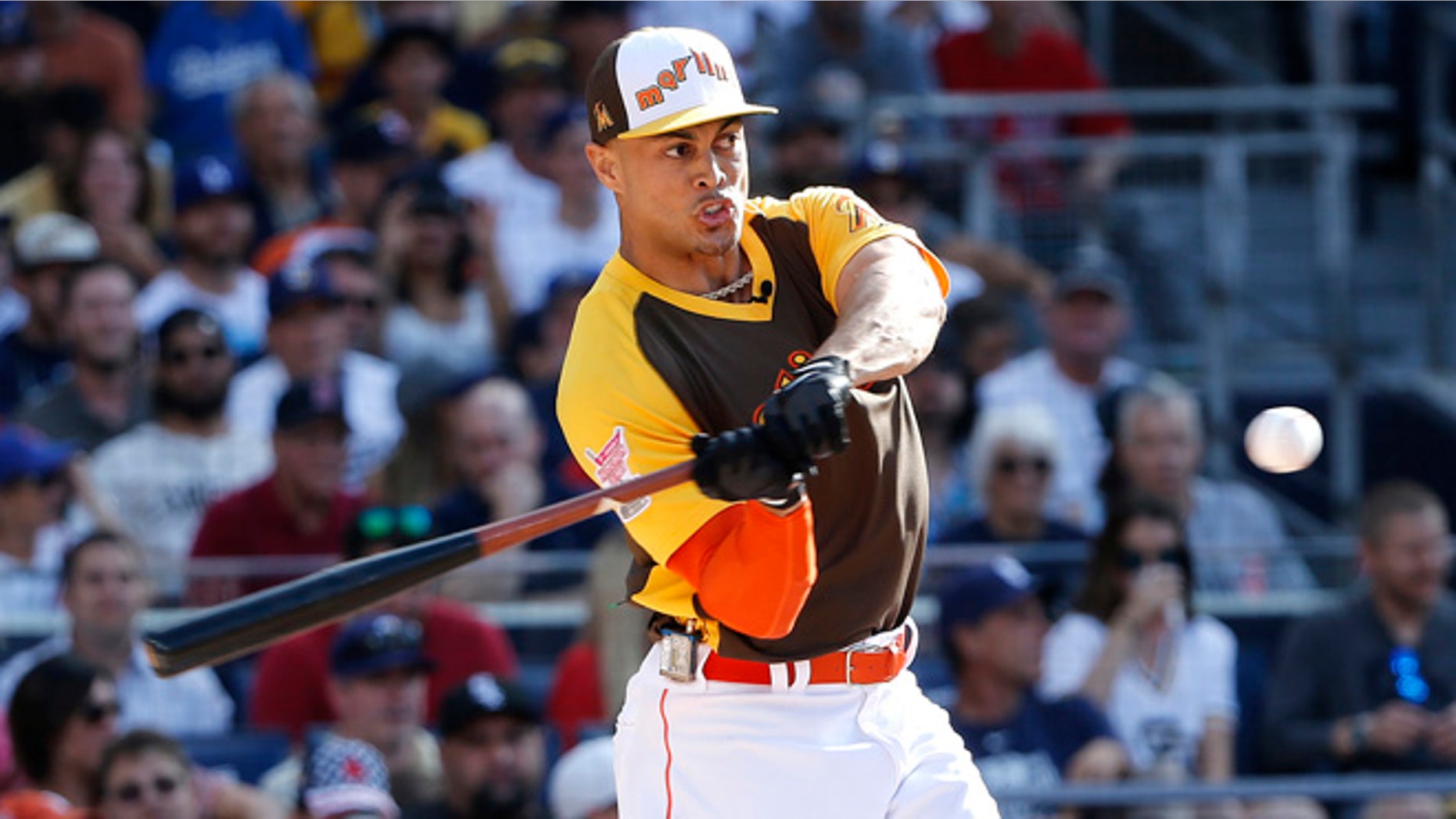 National League's Giancarlo Stanton, of the Miami Marlins, hits during the MLB baseball All-Star Home Run Derby, Monday, July 11, 2016, in San Diego. (AP Photo/Lenny Ignelzi)