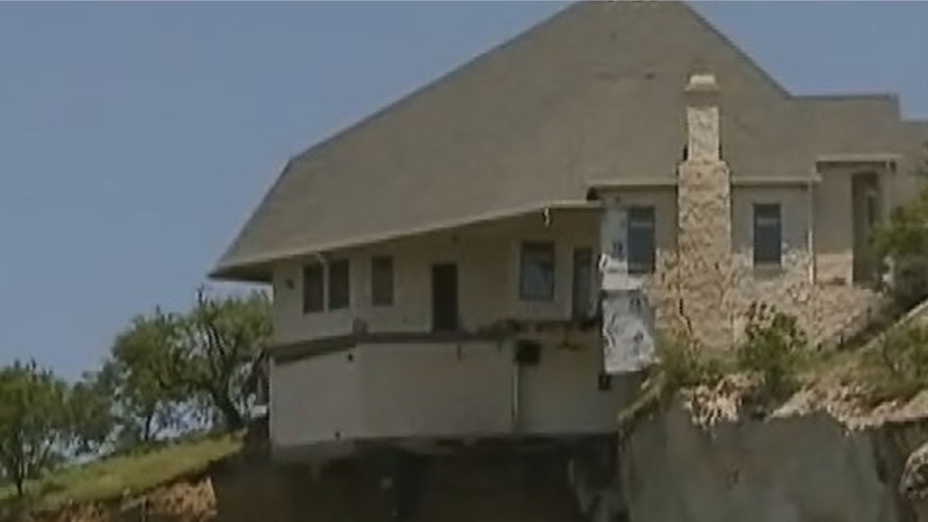 Engineers determined that burning down a house on a Texas cliff is the best way to destroy the home.