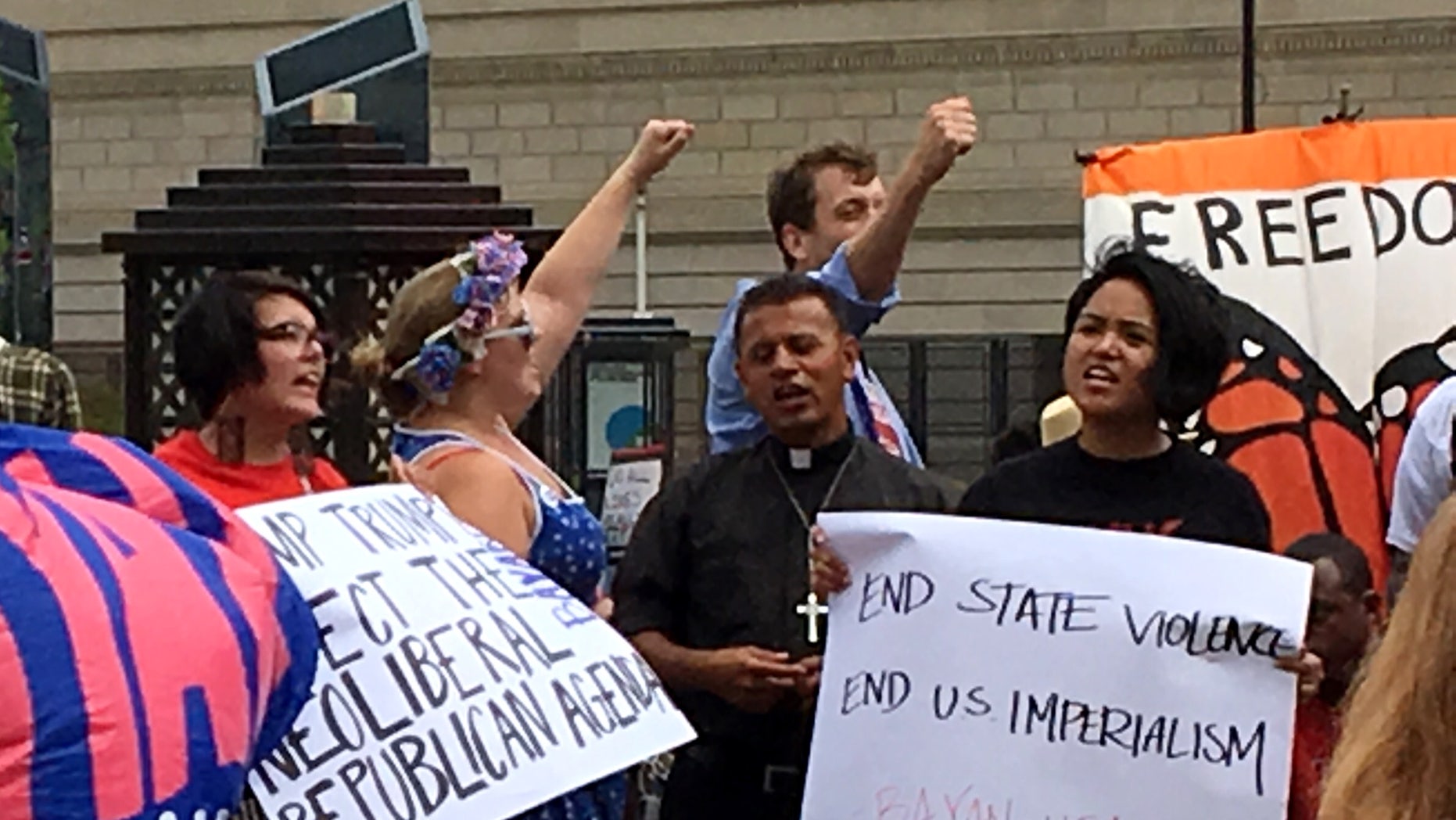 The Rev. Jose Landaverde (center) at a rally in downtown Cleveland on Monday. (Photo: Andrew O'Reilly/Fox News Latino)