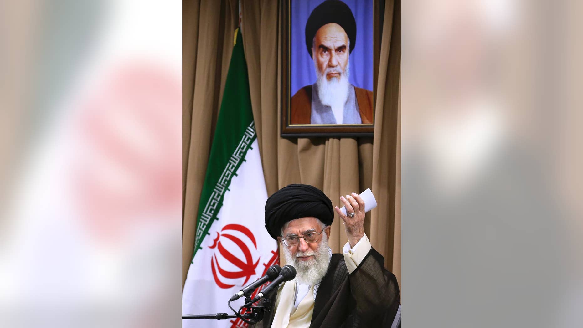 En esta foto difundida por un cibersitio oficial se ve al líder supremo iraní el 23 de junio del 2015 hablando a altos funcionaarios bajo un retrato del fundador de la revolución iraní ayatola Ruhola Jomeini. (Oficina del Líder Supremo Iraní, vía AP)