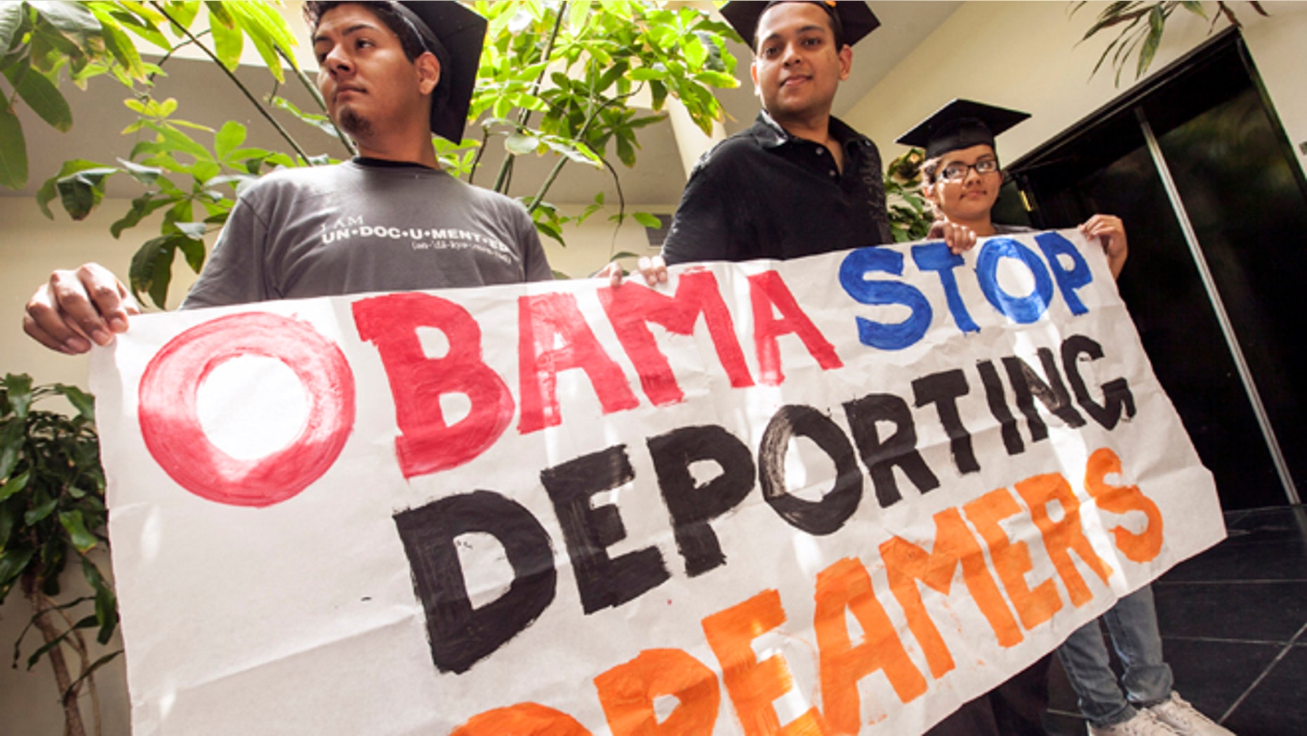 Los estudiantes David Buenrostro, Adrian James y Jahel Ramos, de izquierda a derecha, protestan fuera de las oficinas de campaña de Barack Obama en Culver City, California el jueves 14 de junio de 2012. (AP foto/Damian Dovarganes)