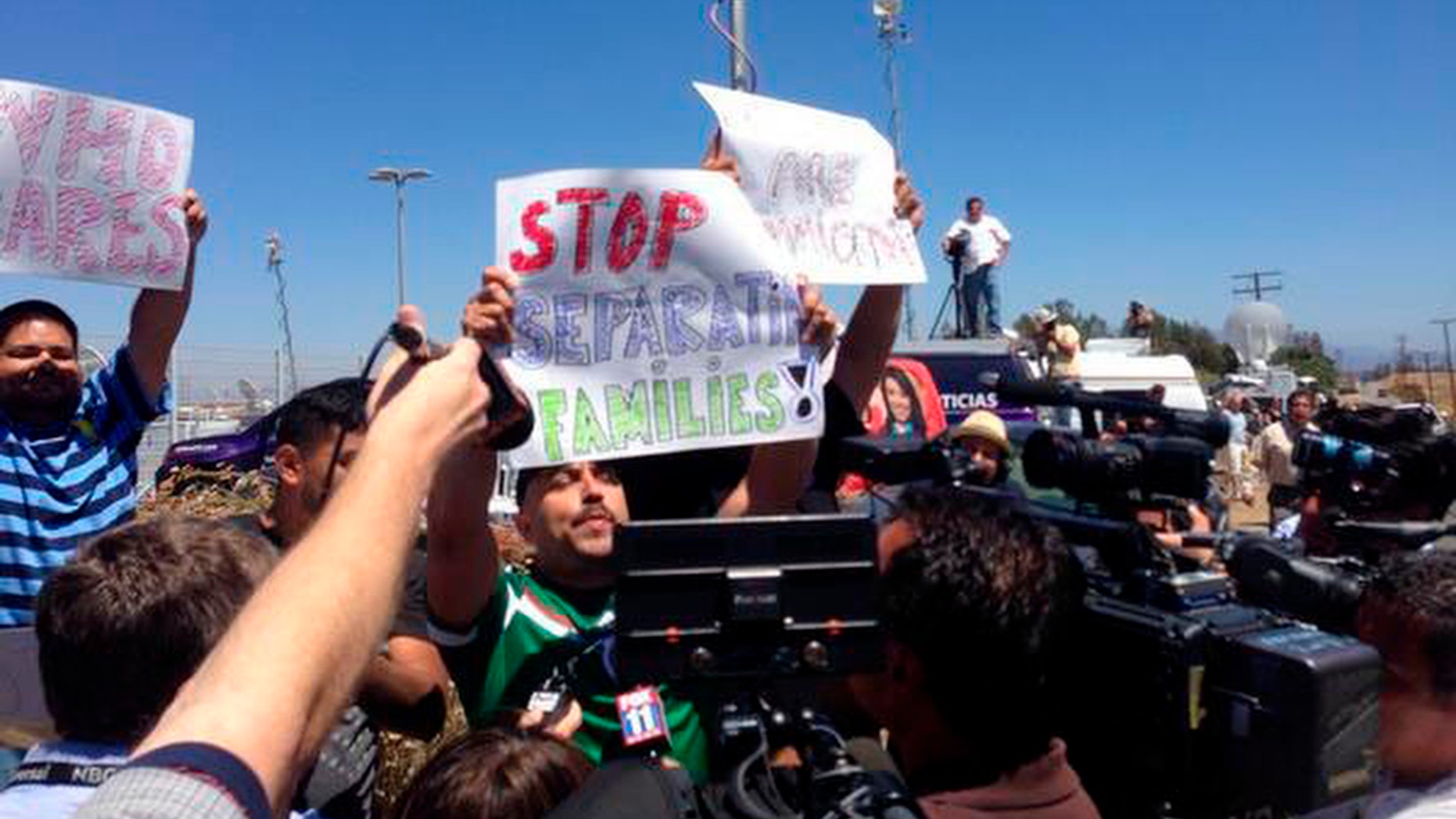 Protesters Turn Back Busloads Of Illegal Immigrants As Border Stations