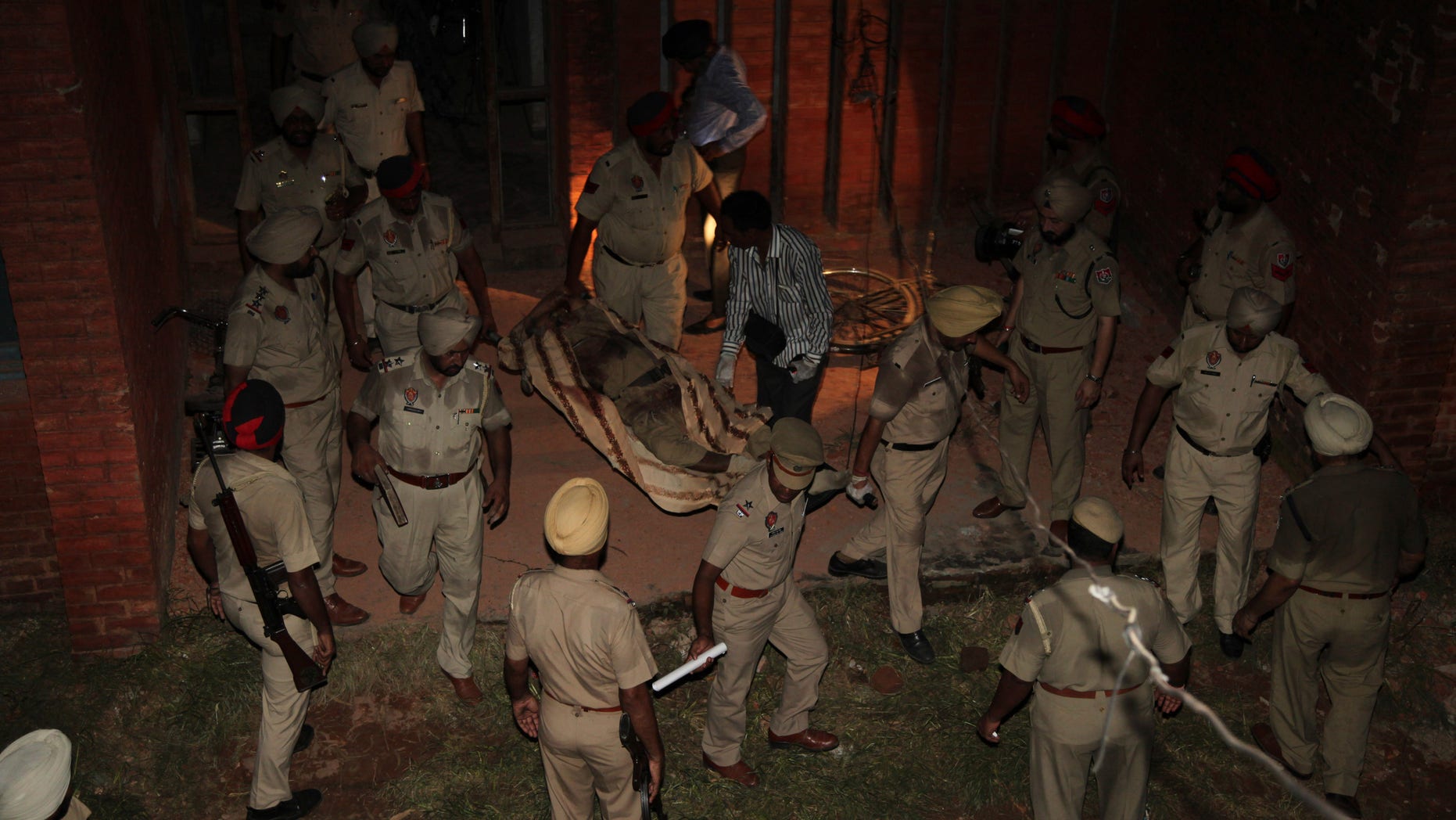 July 27, 2015 - Indian policemen carry the body of a colleague killed in a rebel attack in Dinanagar, in the northern state of Punjab, India. Indian forces fought a gunbattle with militants who attacked a moving bus and stormed into a police station in a northern town bordering Pakistan.